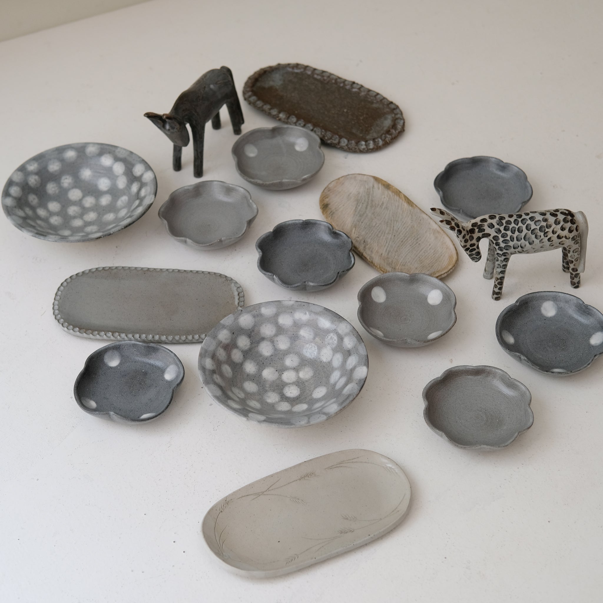 Plat oval "épi de blé" en grès L 23cm - gris clair de Lisa Streich chez Brutal Ceramics