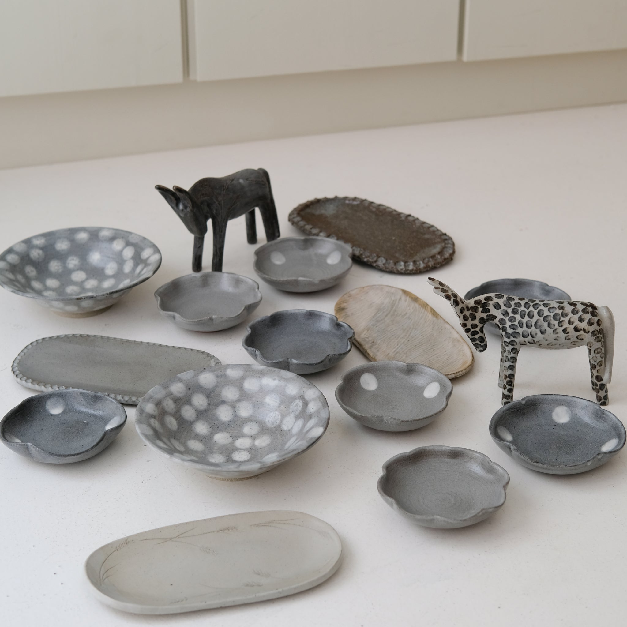 Ane en grès H 14cm - blanc et pois brun de Lisa Streich chez Brutal Ceramics