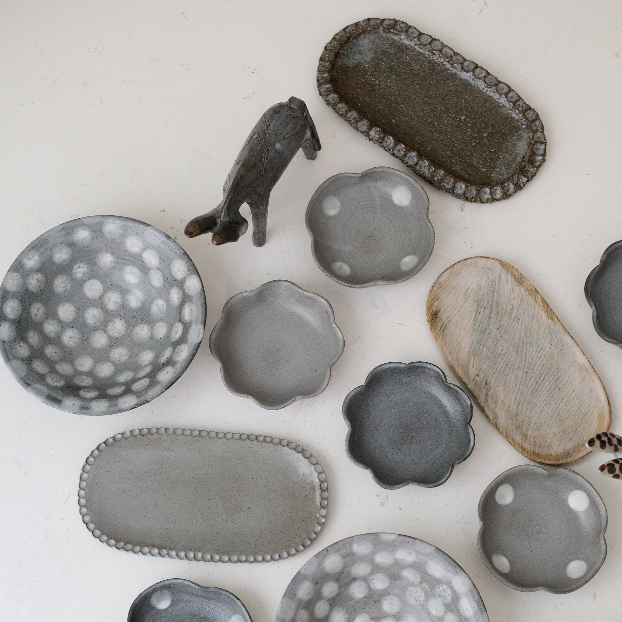 Assiette creuse en grès D 19,5cm - pois de Lisa Streich chez Brutal Ceramics