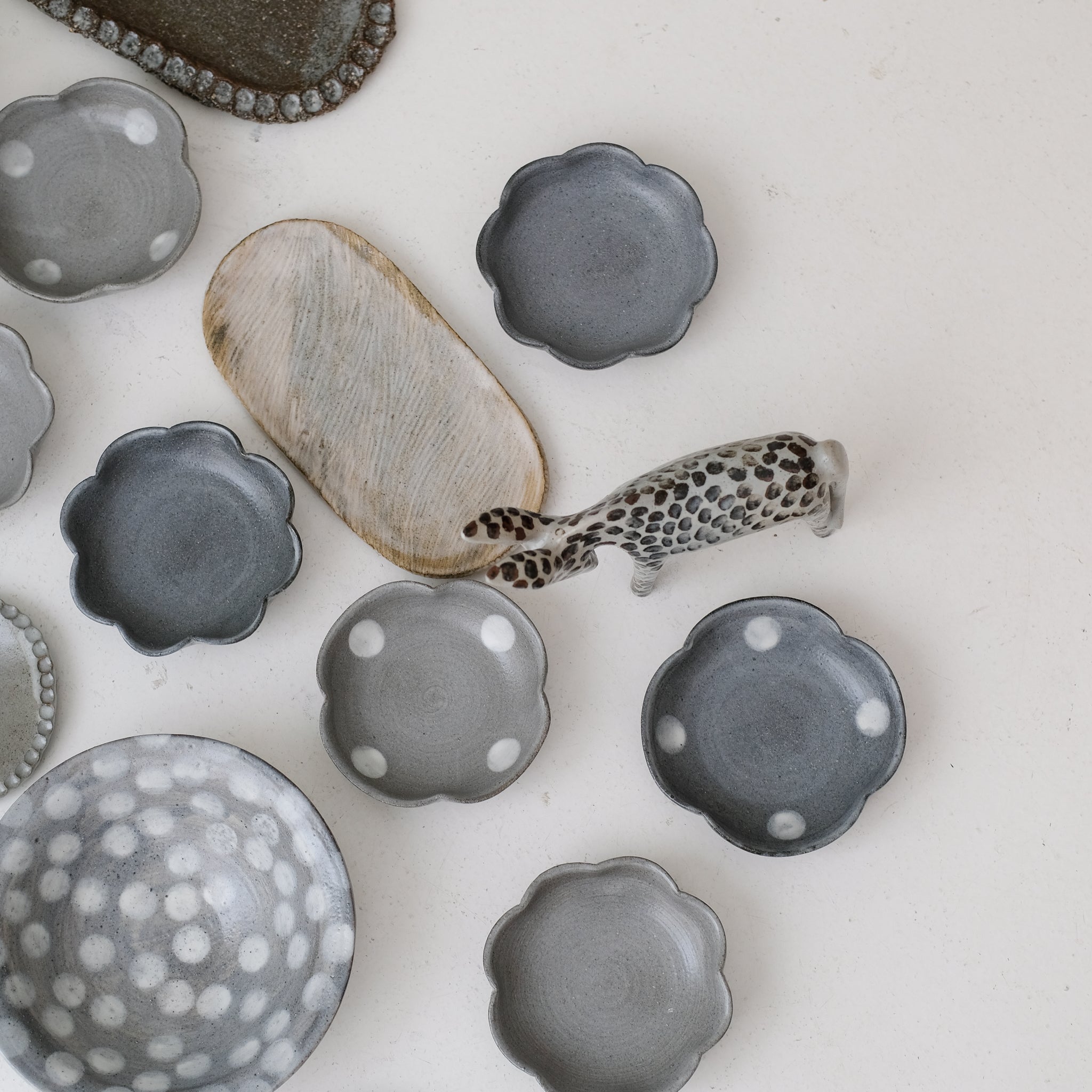 Assiette "fleurs" en grès D 12,5cm - gris clair de Lisa Streich chez Brutal Ceramics