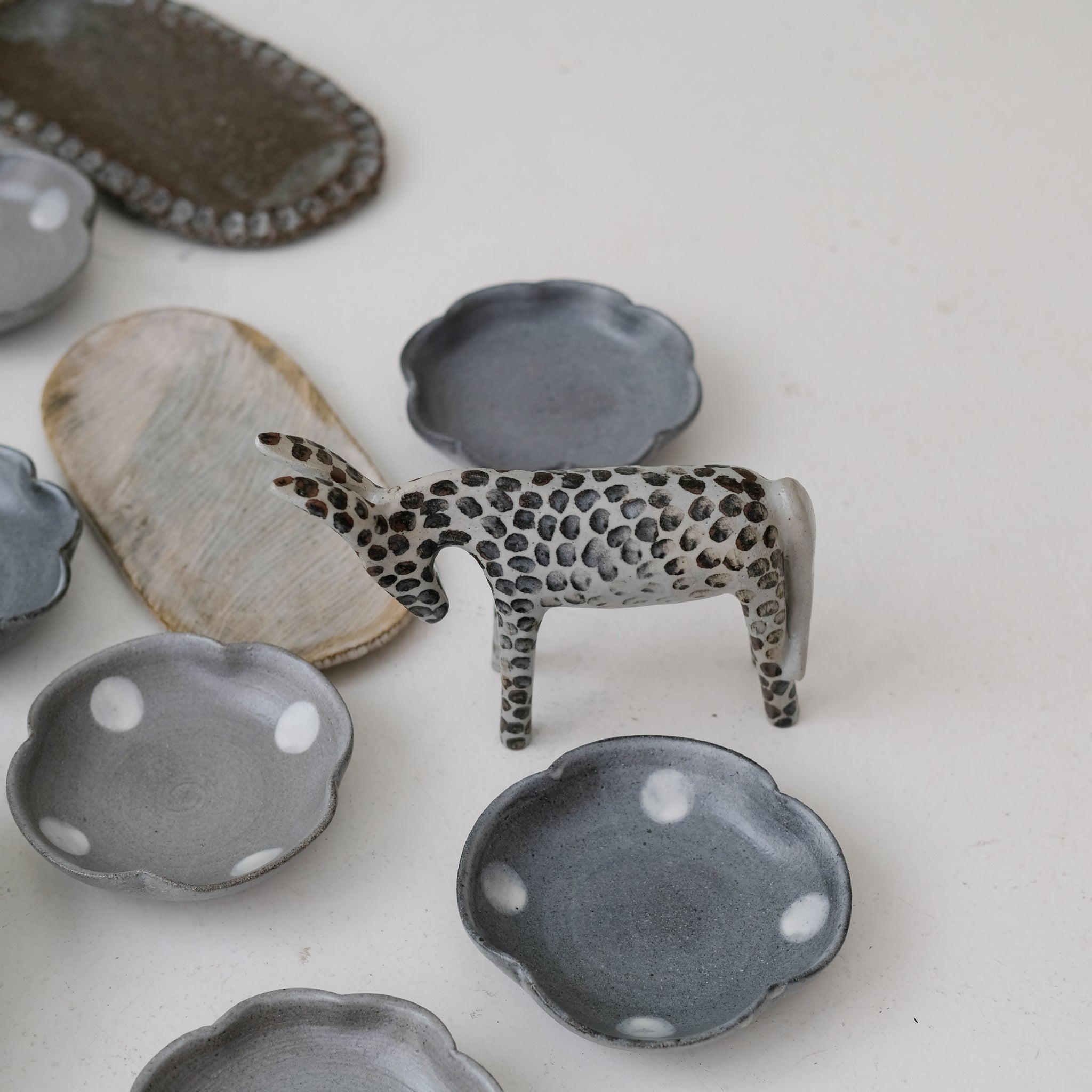 Ane en grès H 14cm - blanc et pois brun de Lisa Streich chez Brutal Ceramics