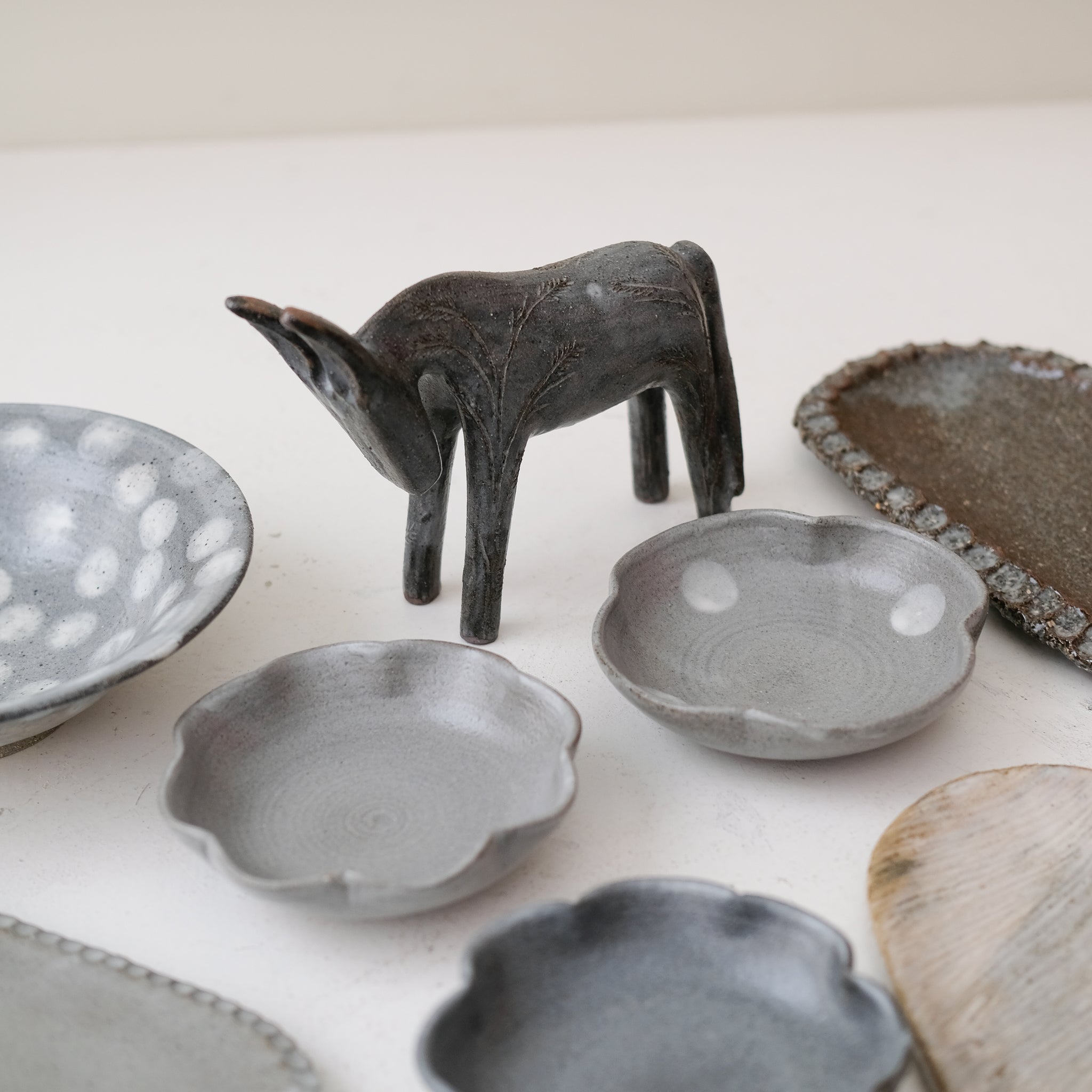 Ane "épi de blé" en grès H 14cm - gris bleu de Lisa Streich chez Brutal Ceramics