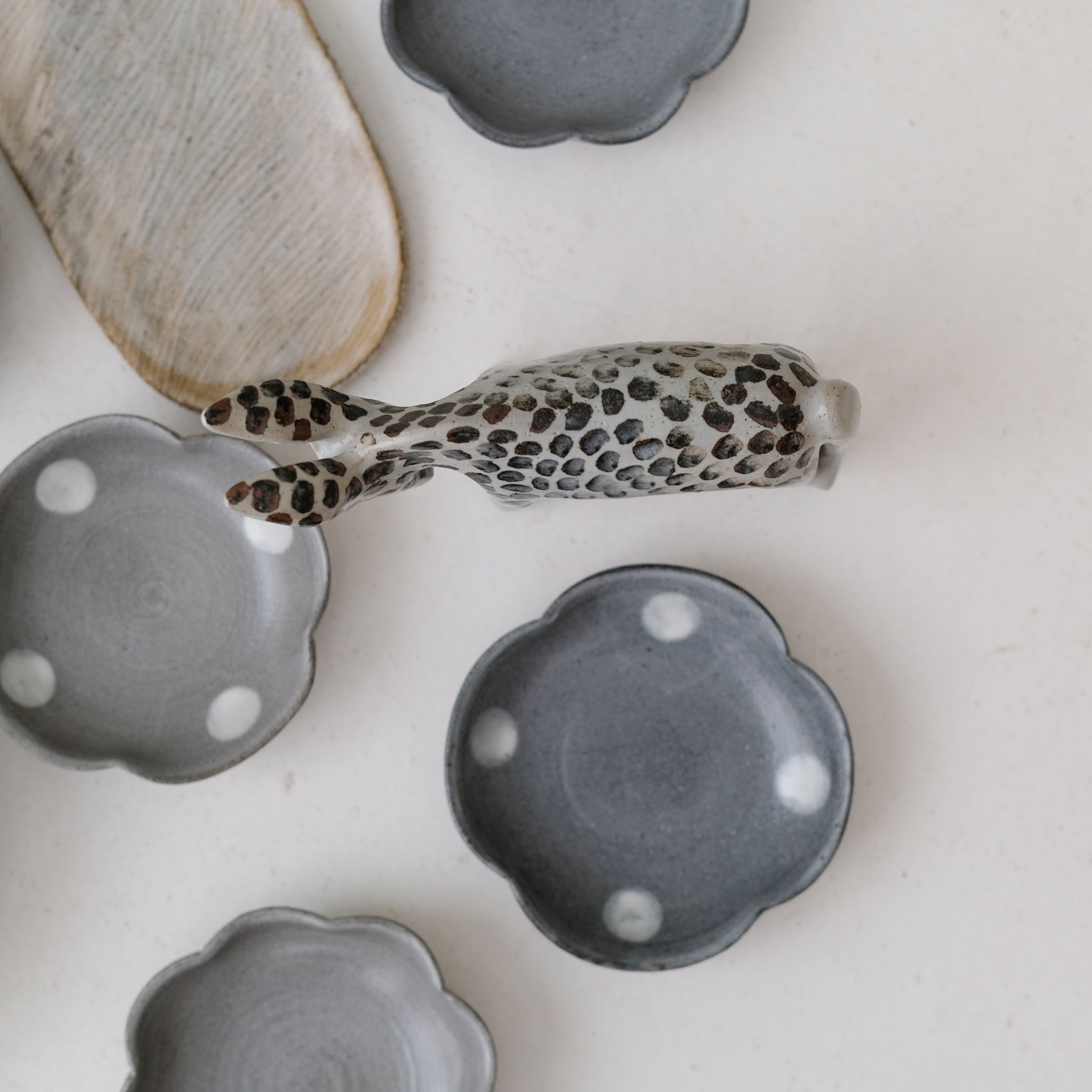 Coupelle "trèfle" en grès D 12,5cm - gris foncé pois de Lisa Streich chez Brutal Ceramics