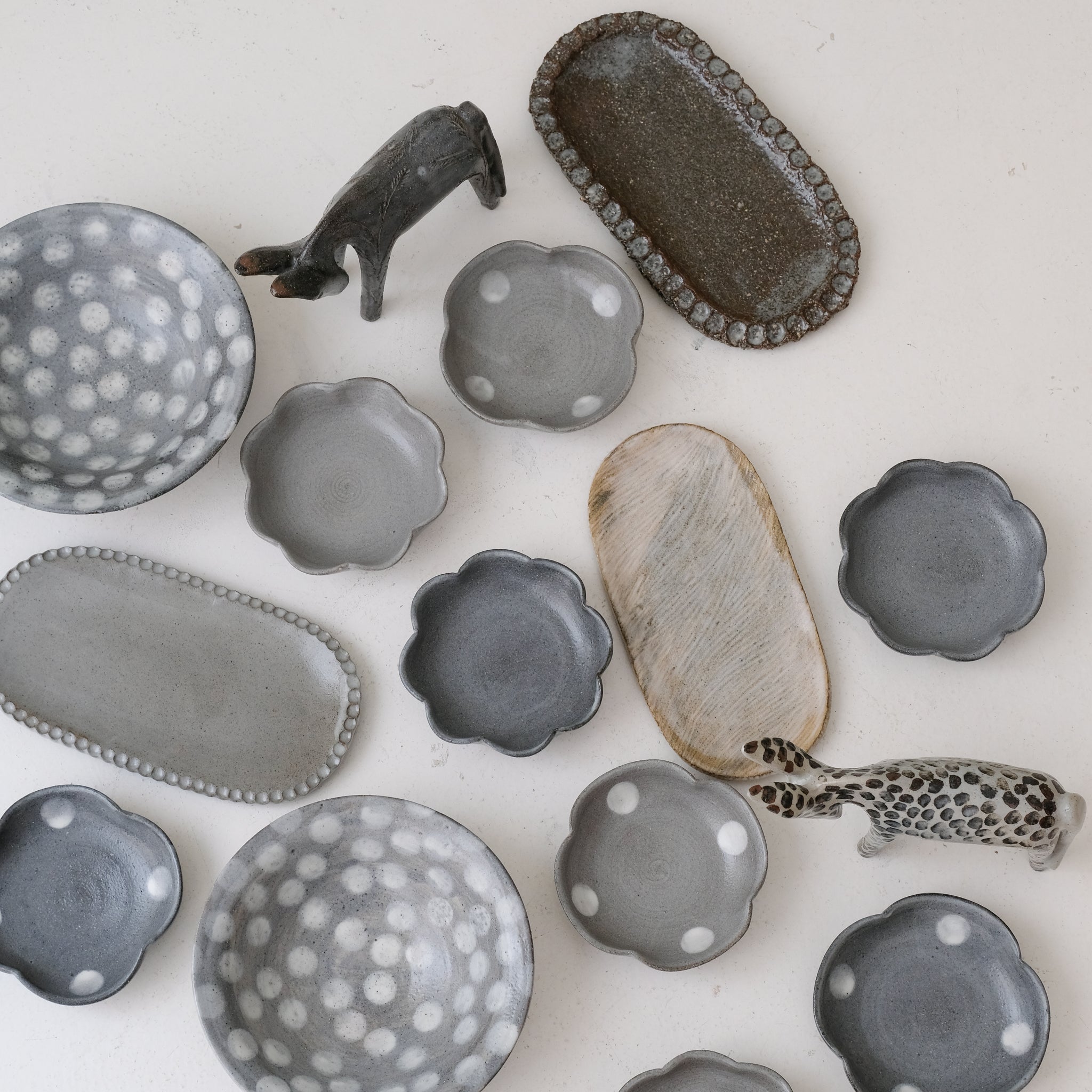 Coupelle "fleurs" en grès D 12,5cm - gris foncé de Lisa Streich chez Brutal Ceramics