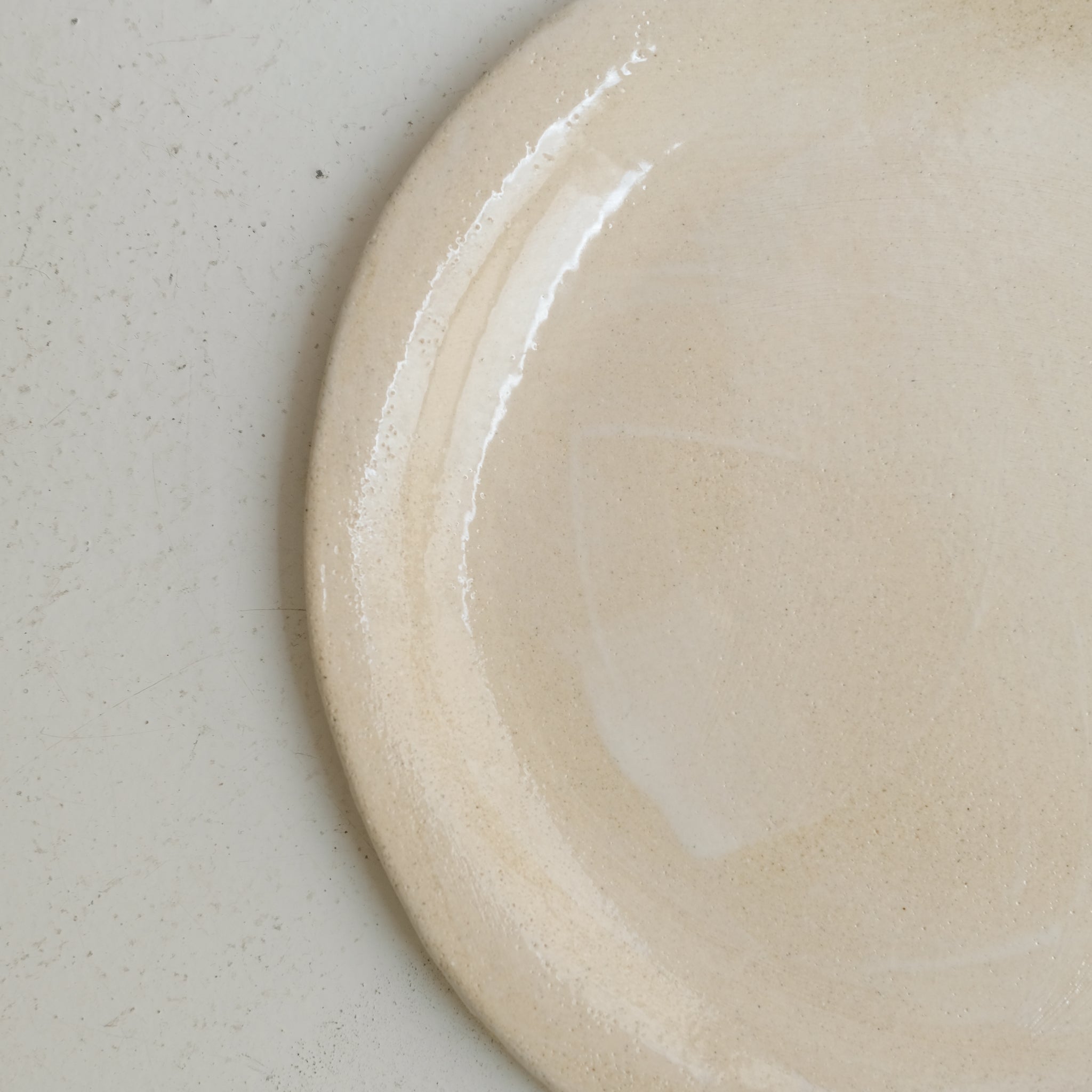 Assiette en grès blanc D 26cm - blanc crème de Lola Moreau chez Brutal Ceramics