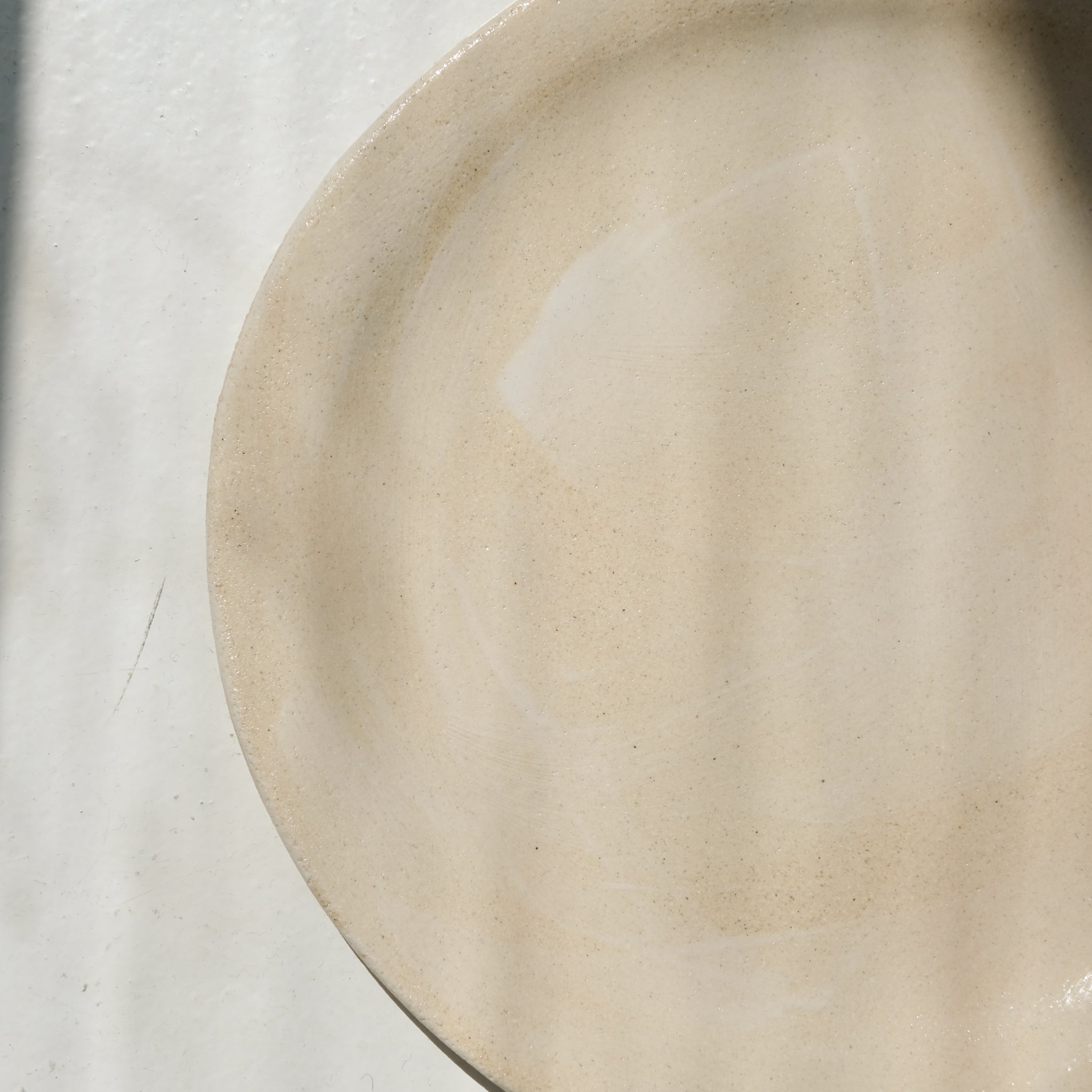 Assiette en grès blanc D 26cm - blanc crème de Lola Moreau chez Brutal Ceramics