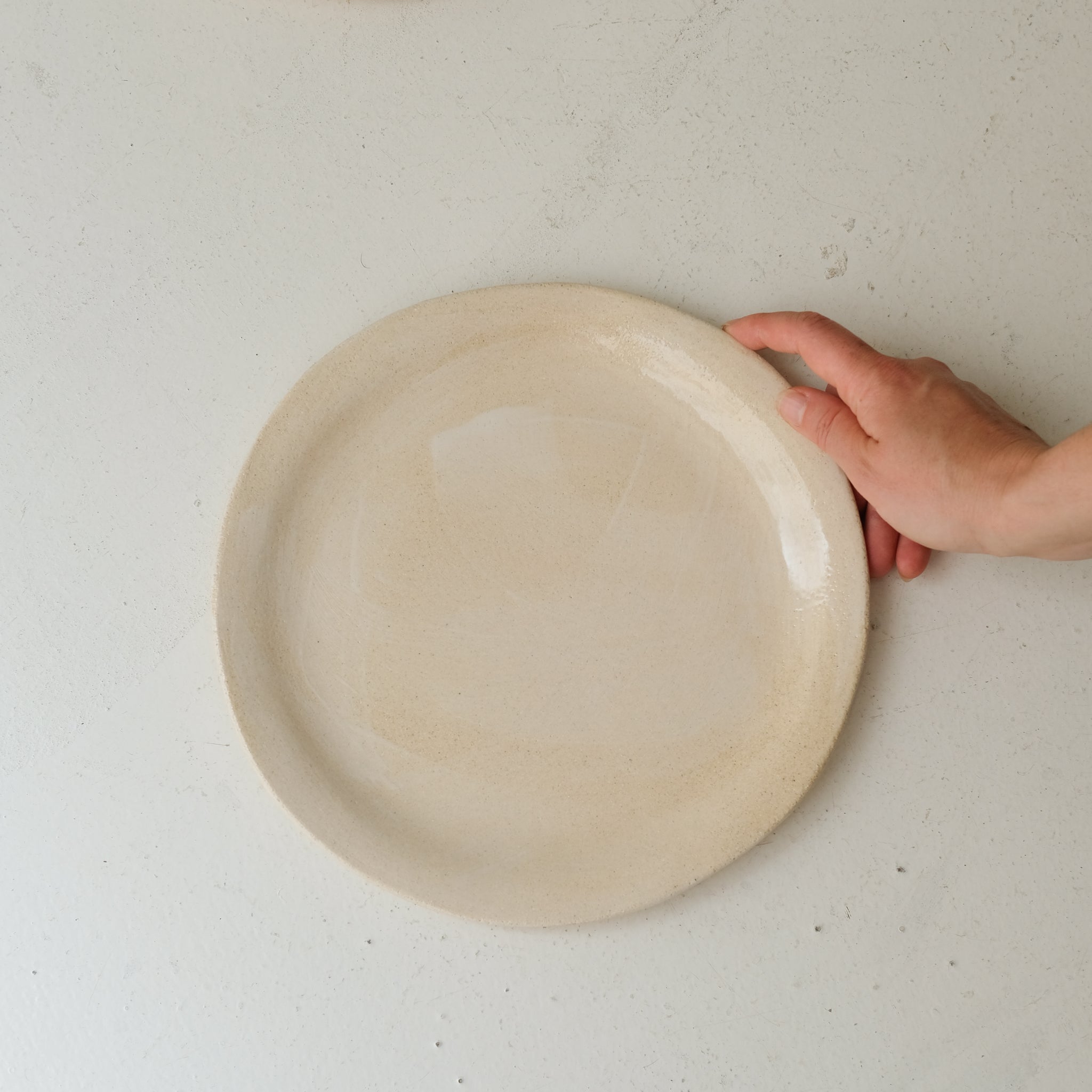 Assiette en grès blanc D 26cm - blanc crème de Lola Moreau chez Brutal Ceramics