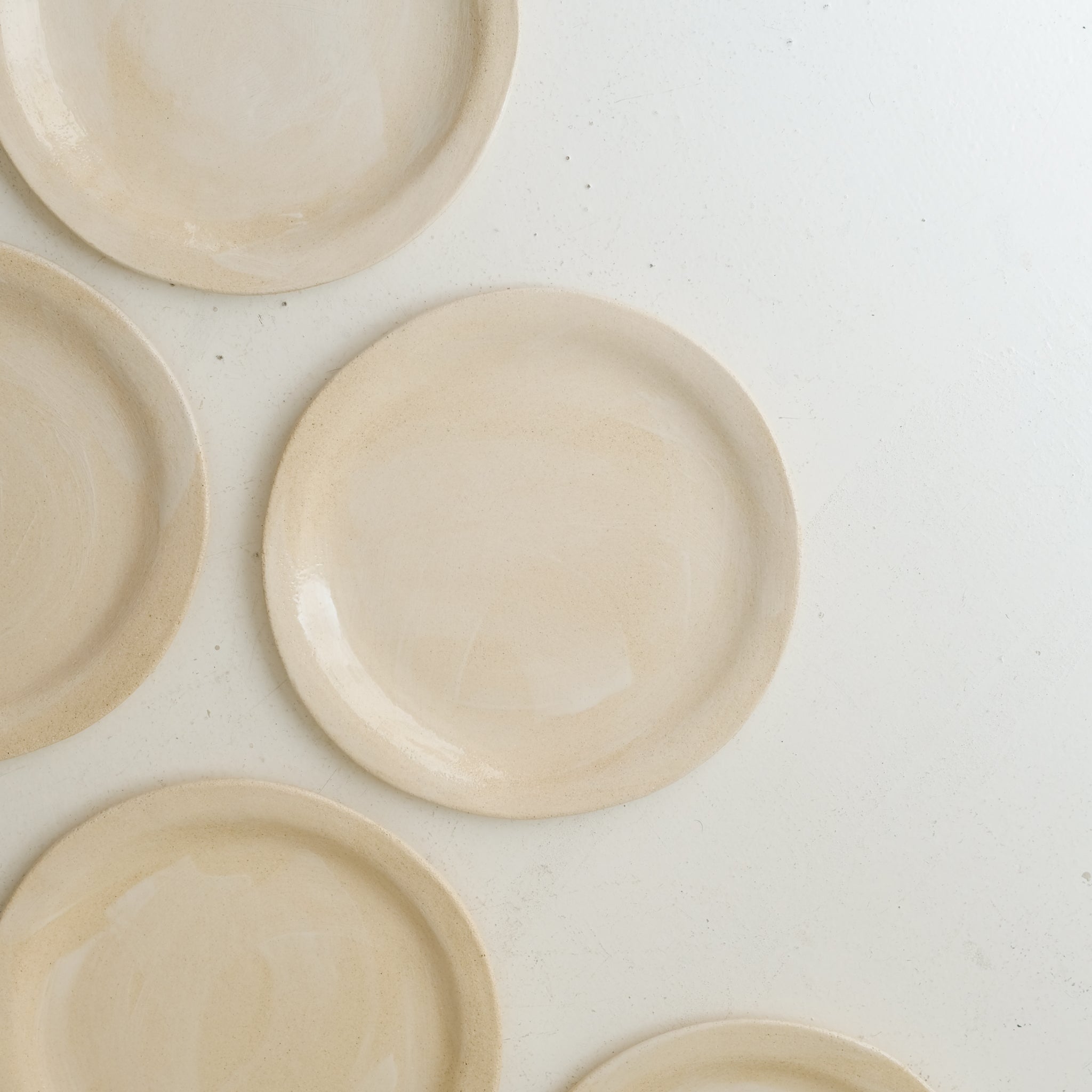Assiette en grès blanc D 26cm - blanc crème de Lola Moreau chez Brutal Ceramics
