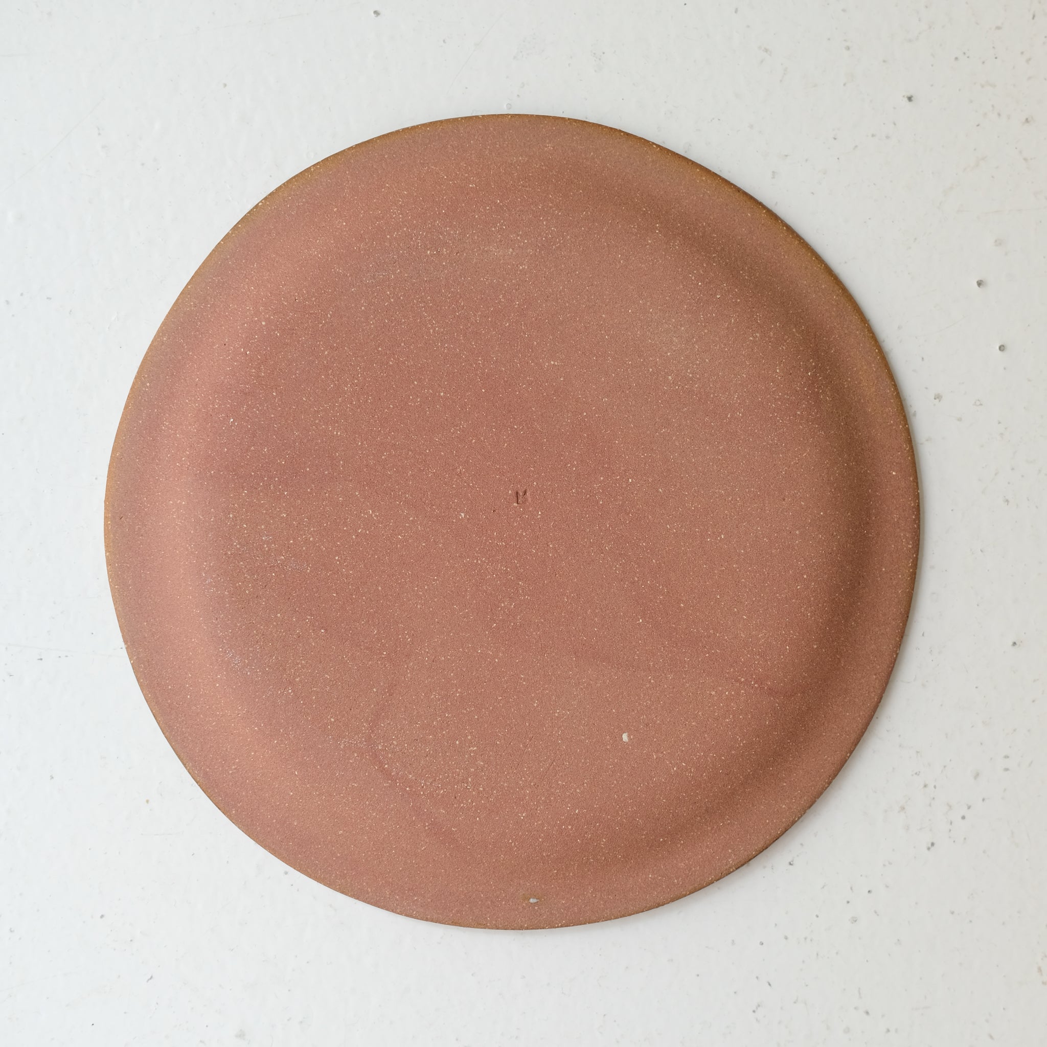 Assiette en grès roux D 20cm - Brun blanc de Lola Moreau chez Brutal Ceramics