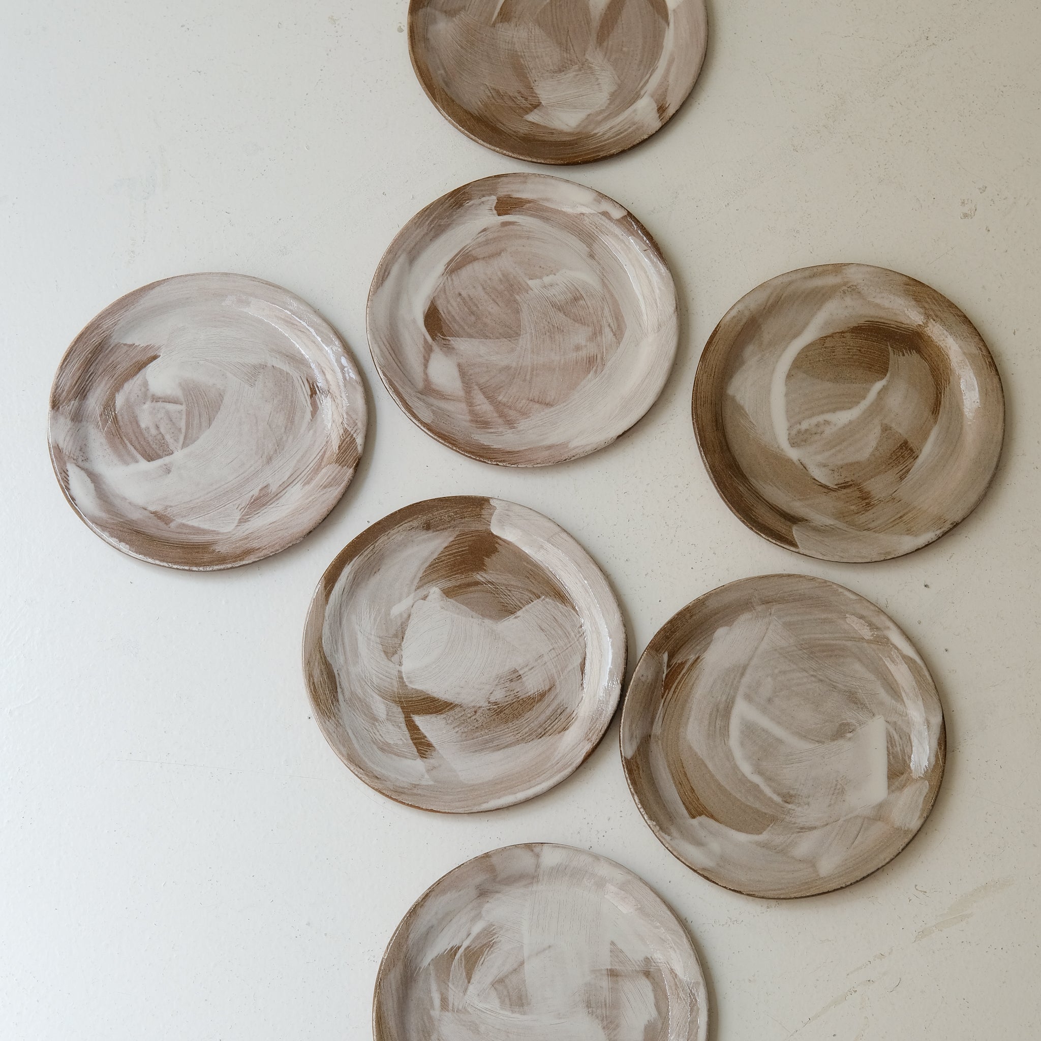 Assiette en grès roux D 20cm - Brun blanc de Lola Moreau chez Brutal Ceramics