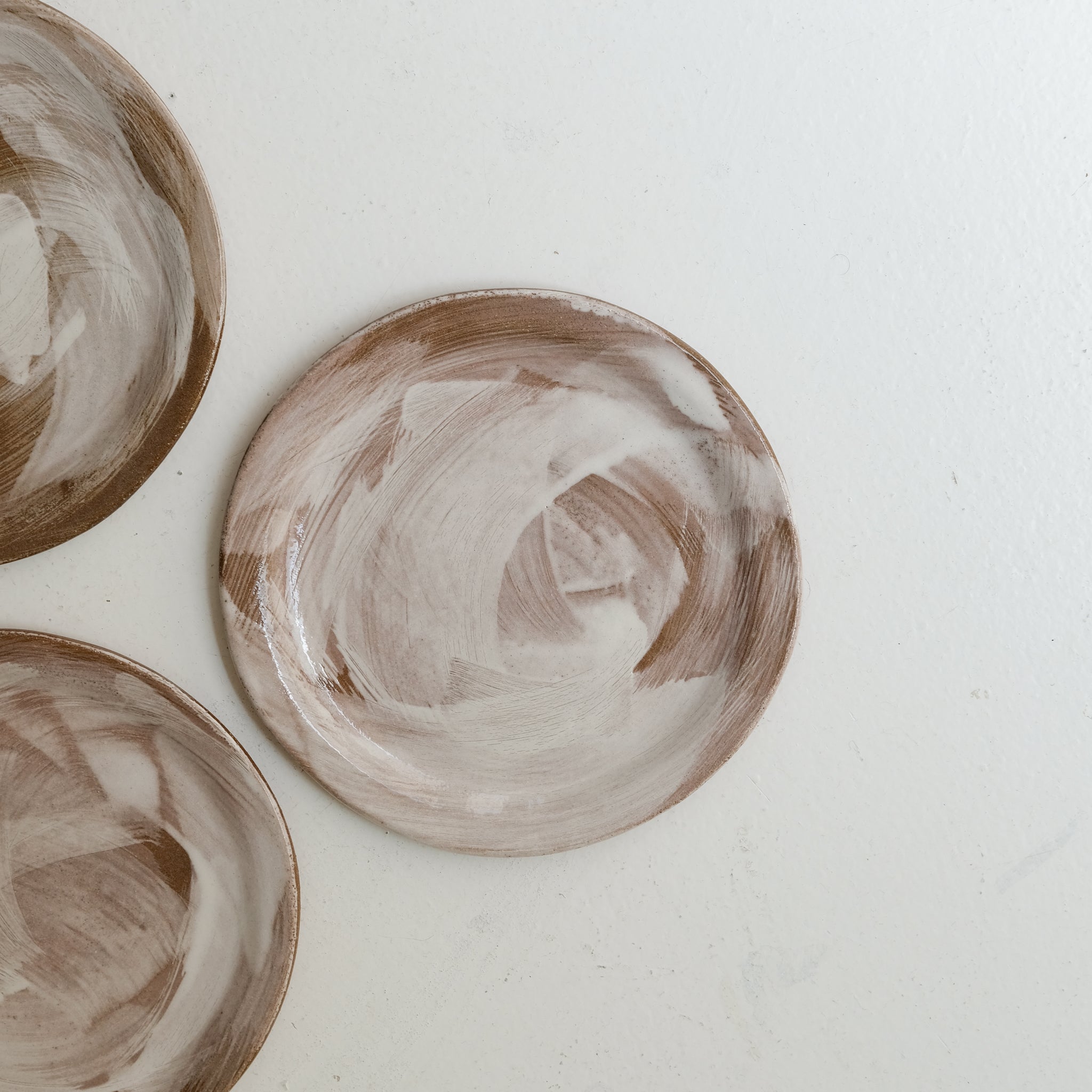 Assiette en grès roux D 20cm - Brun blanc de Lola Moreau chez Brutal Ceramics