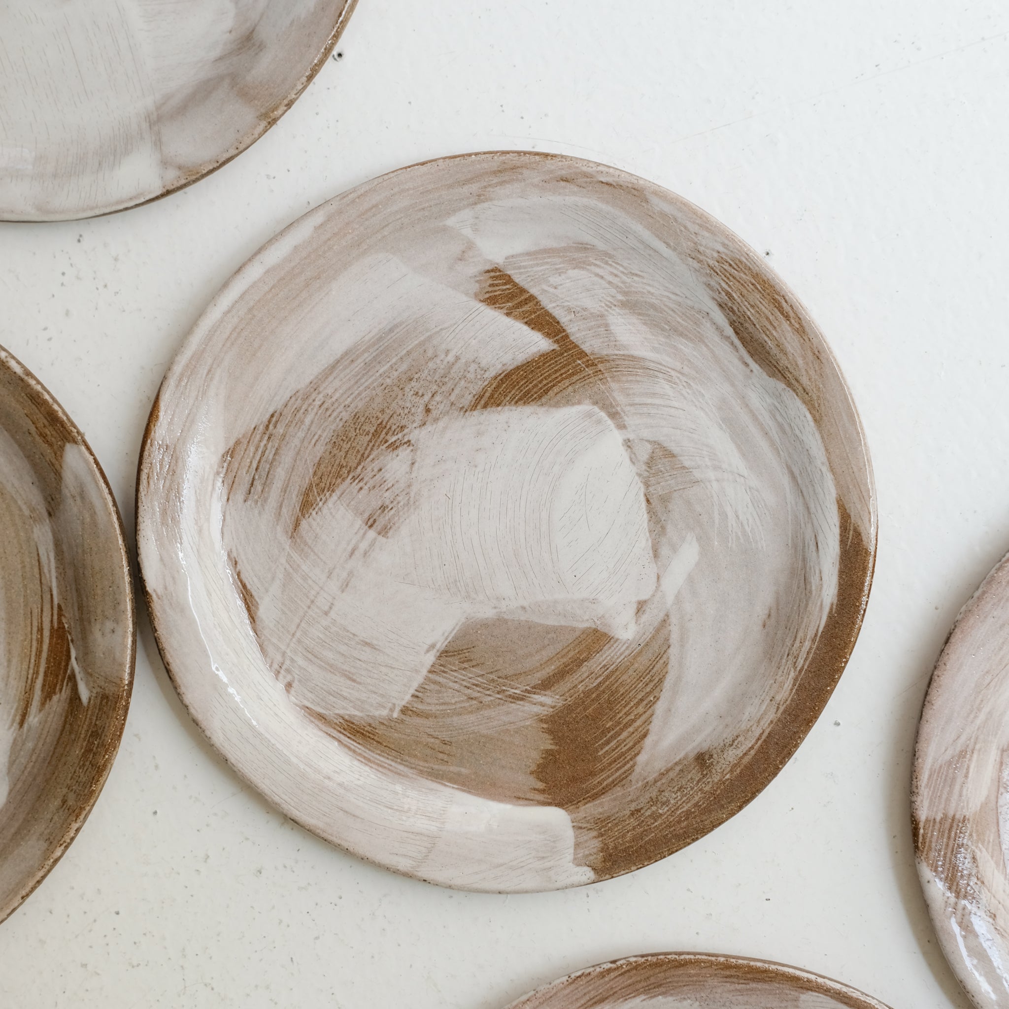 Assiette en grès roux D 20cm - Brun blanc de Lola Moreau chez Brutal Ceramics