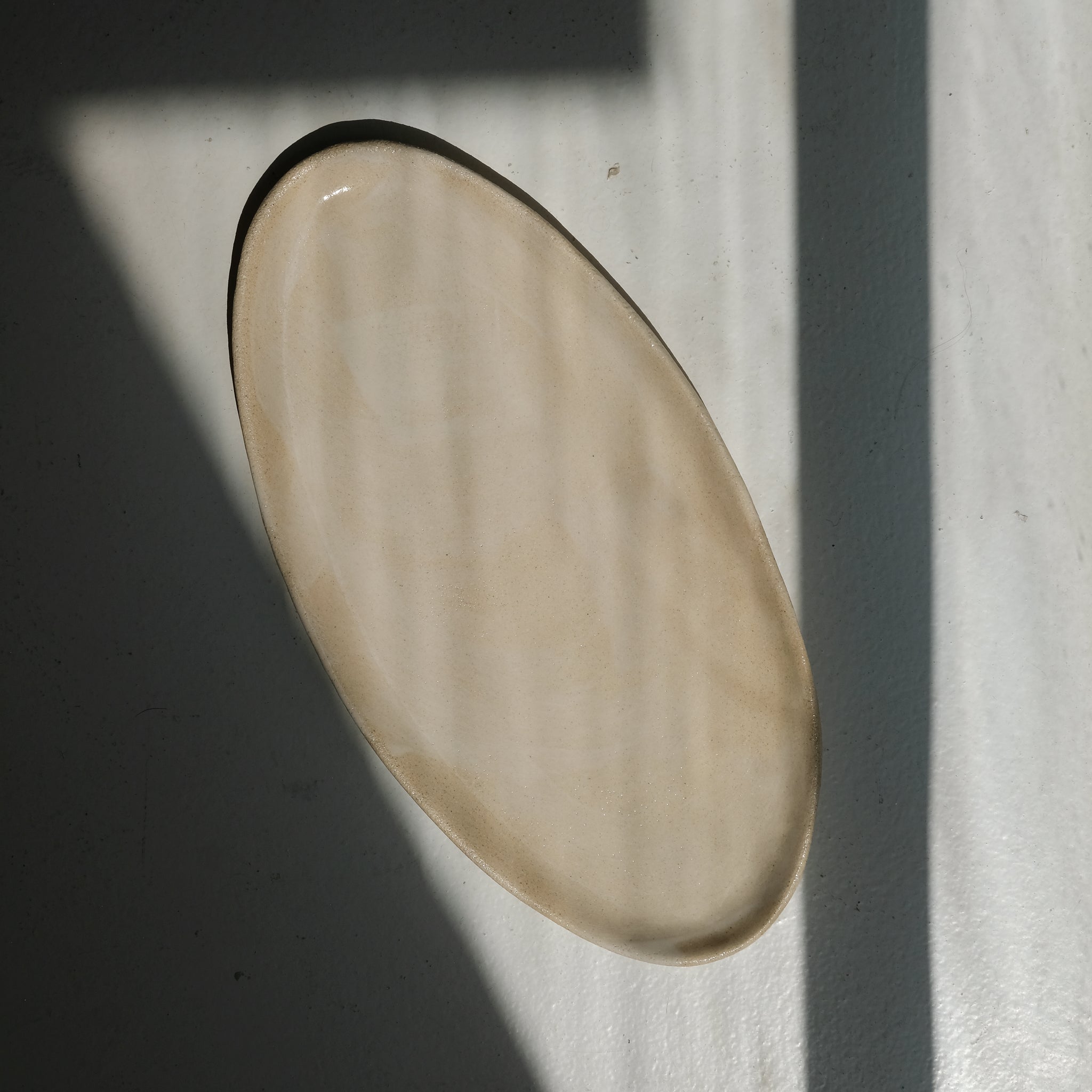 Plat oval en grès blanc L 38cm - blanc crème de Lola Moreau chez Brutal Ceramics