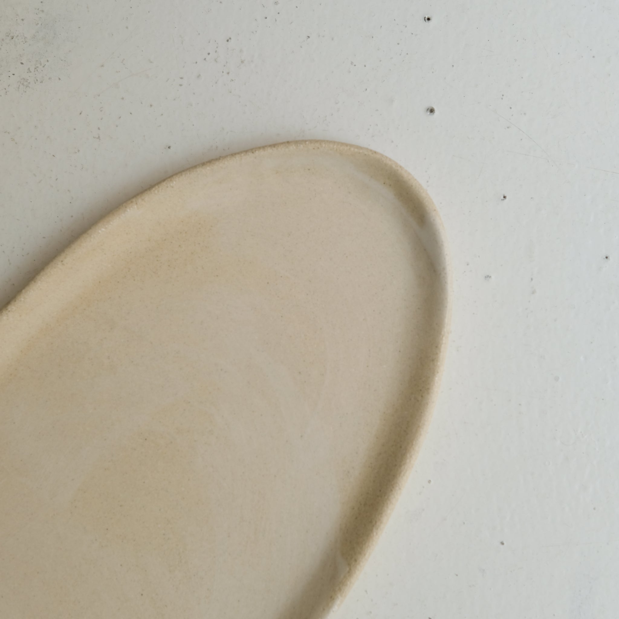 Plat oval en grès blanc L 38cm - blanc crème de Lola Moreau chez Brutal Ceramics