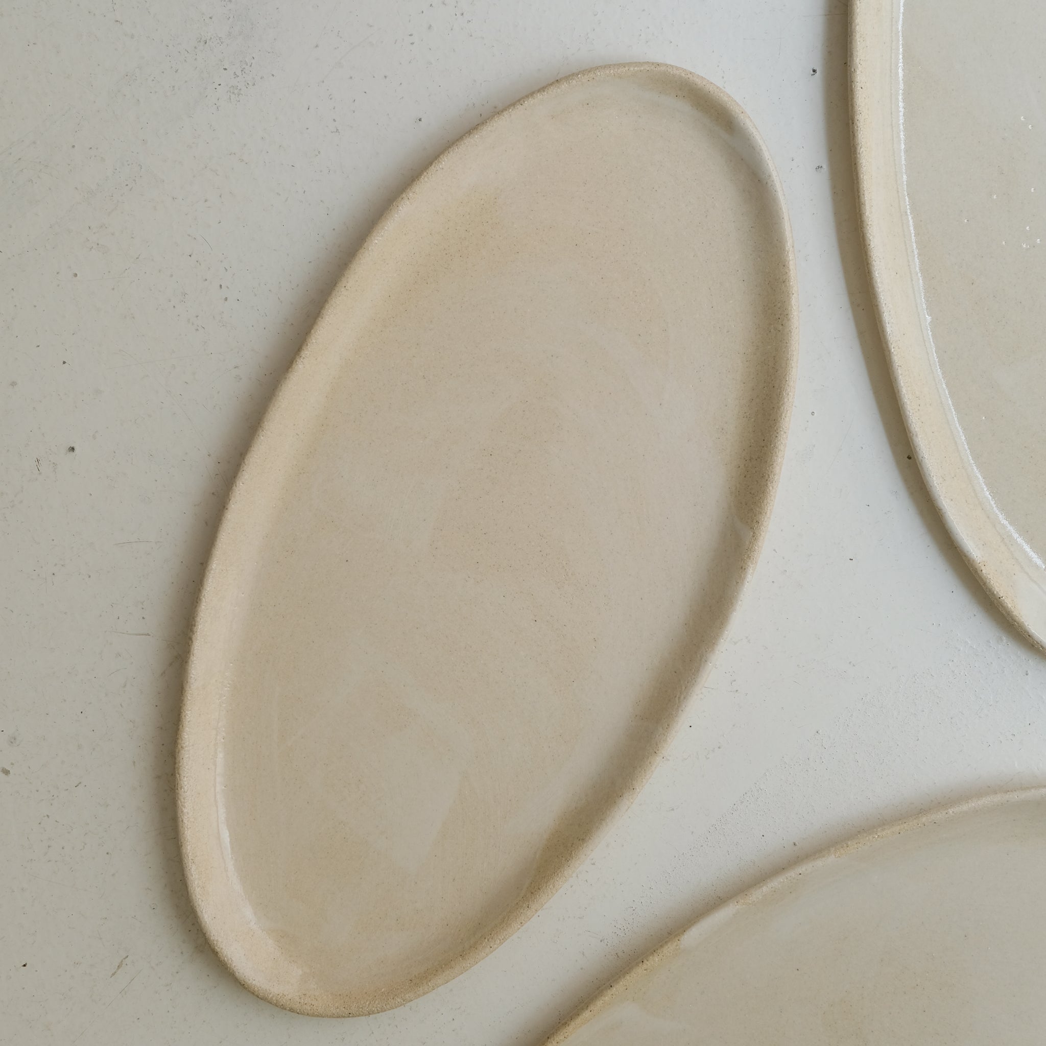 Plat oval en grès blanc L 38cm - blanc crème de Lola Moreau chez Brutal Ceramics