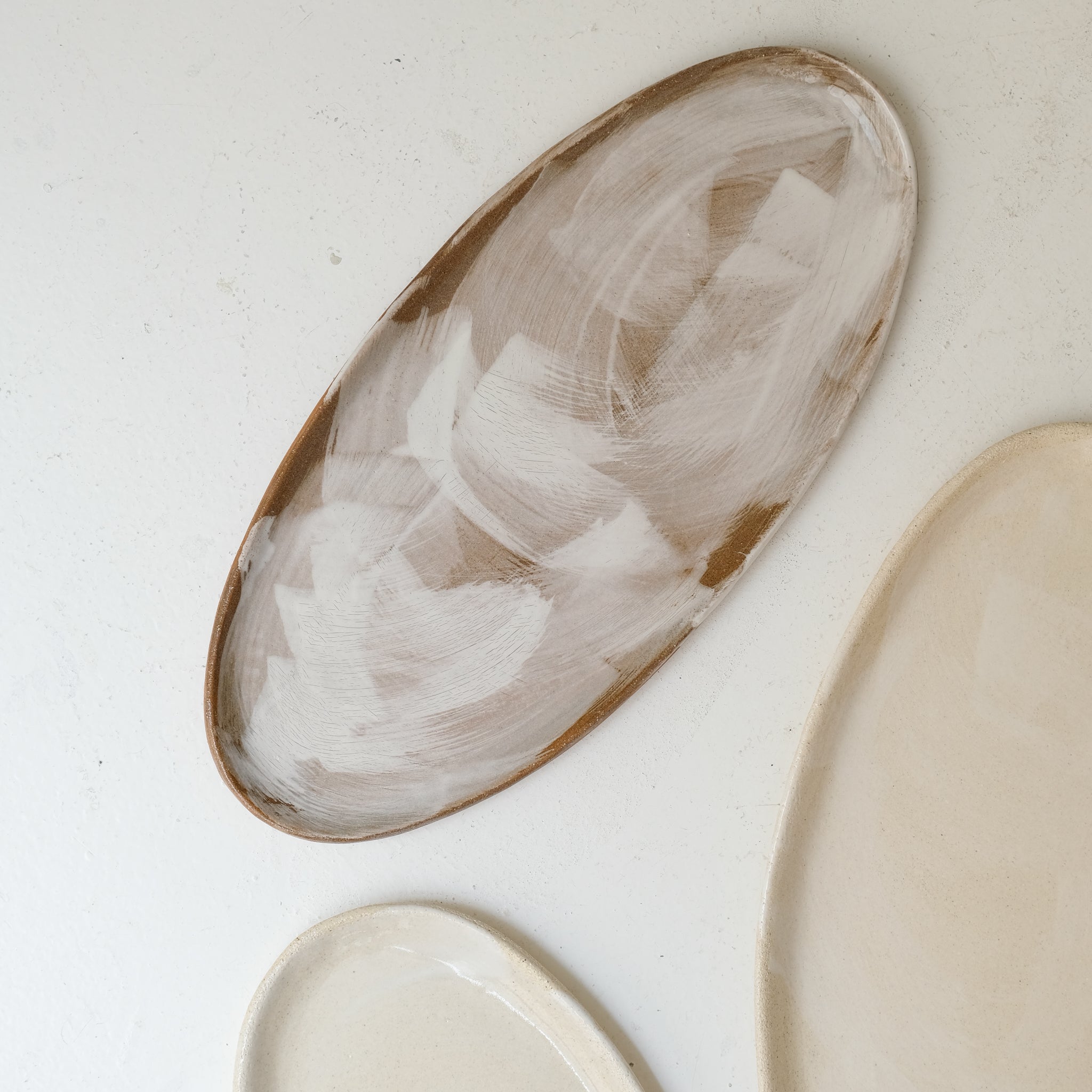 Plat oval en grès roux L 38cm - Brun blanc de Lola Moreau chez Brutal Ceramics