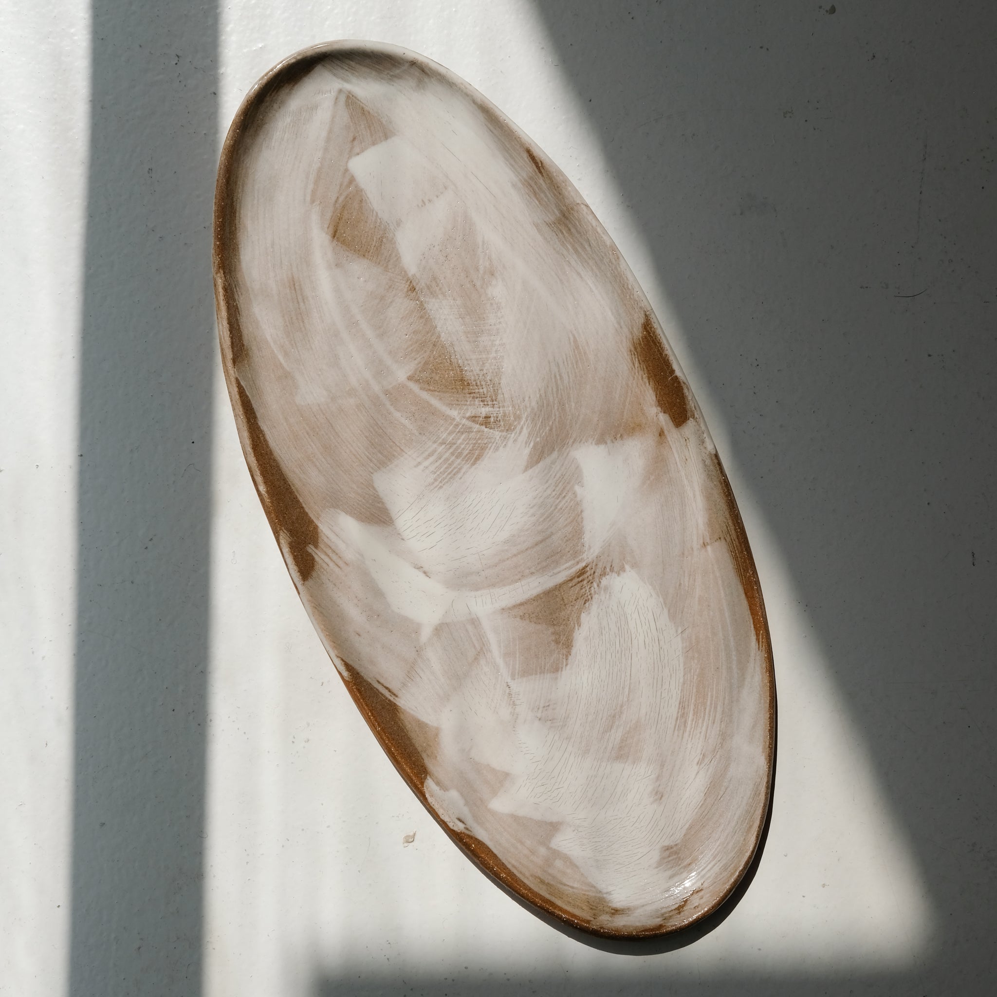 Plat oval en grès roux L 38cm - Brun blanc de Lola Moreau chez Brutal Ceramics