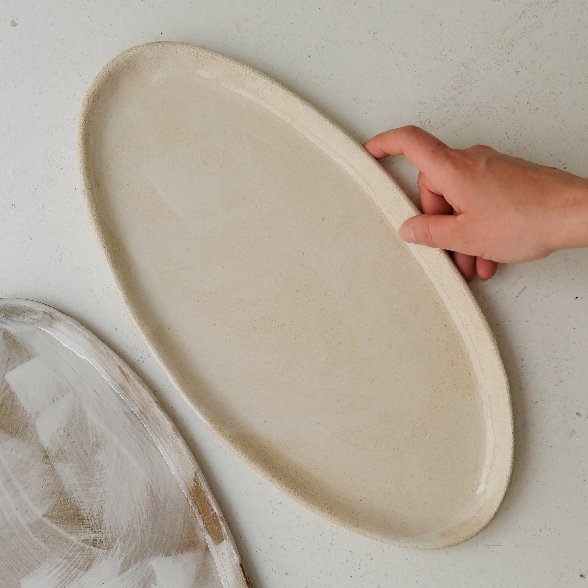 Plat oval en grès blanc L 38cm - blanc crème de Lola Moreau chez Brutal Ceramics