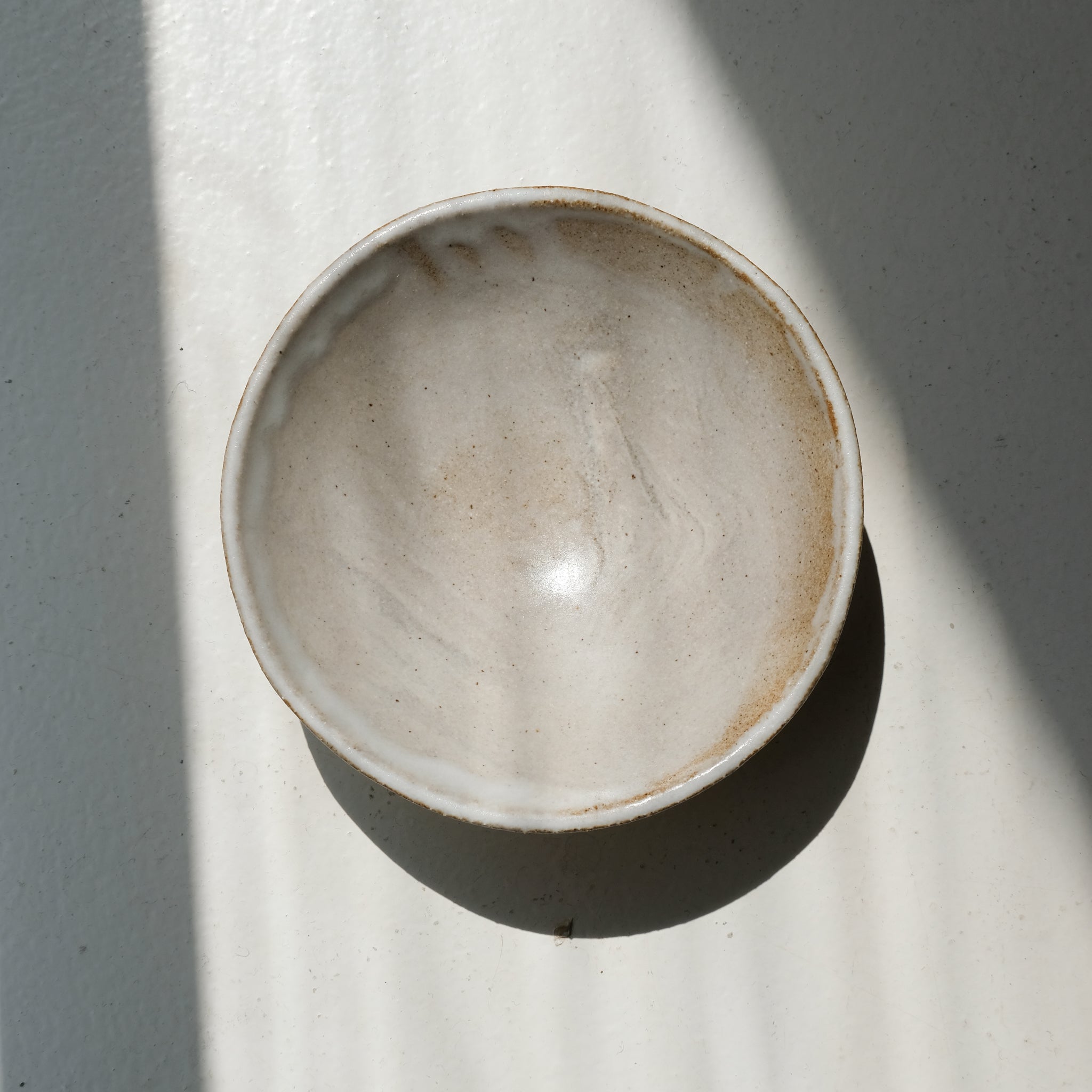 Bol en grès D 16cm - blanc gris satiné de Lola Moreau chez Brutal Ceramics