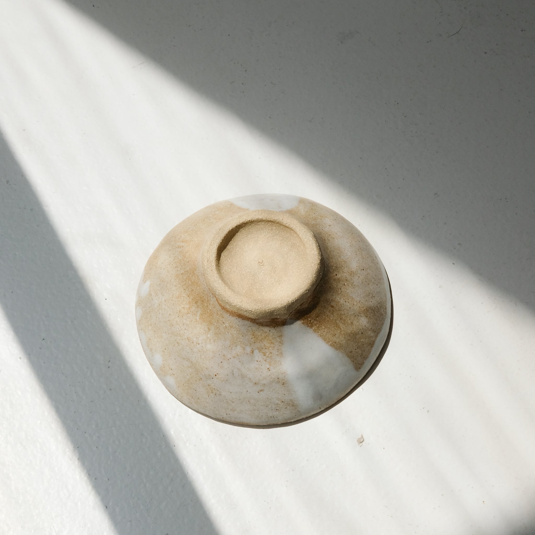 Bol en grès D 16cm - blanc gris satiné de Lola Moreau chez Brutal Ceramics