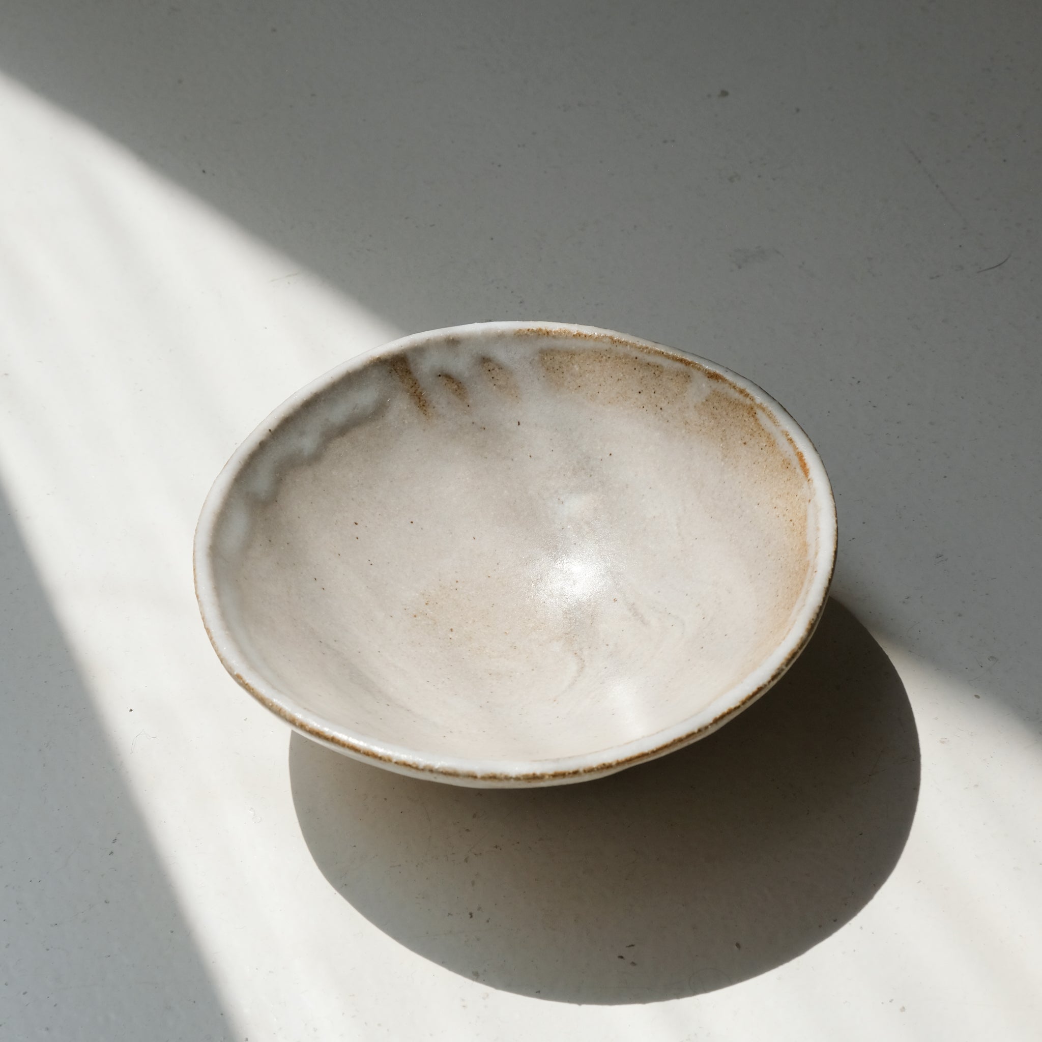 Bol en grès D 16cm - blanc gris satiné de Lola Moreau chez Brutal Ceramics