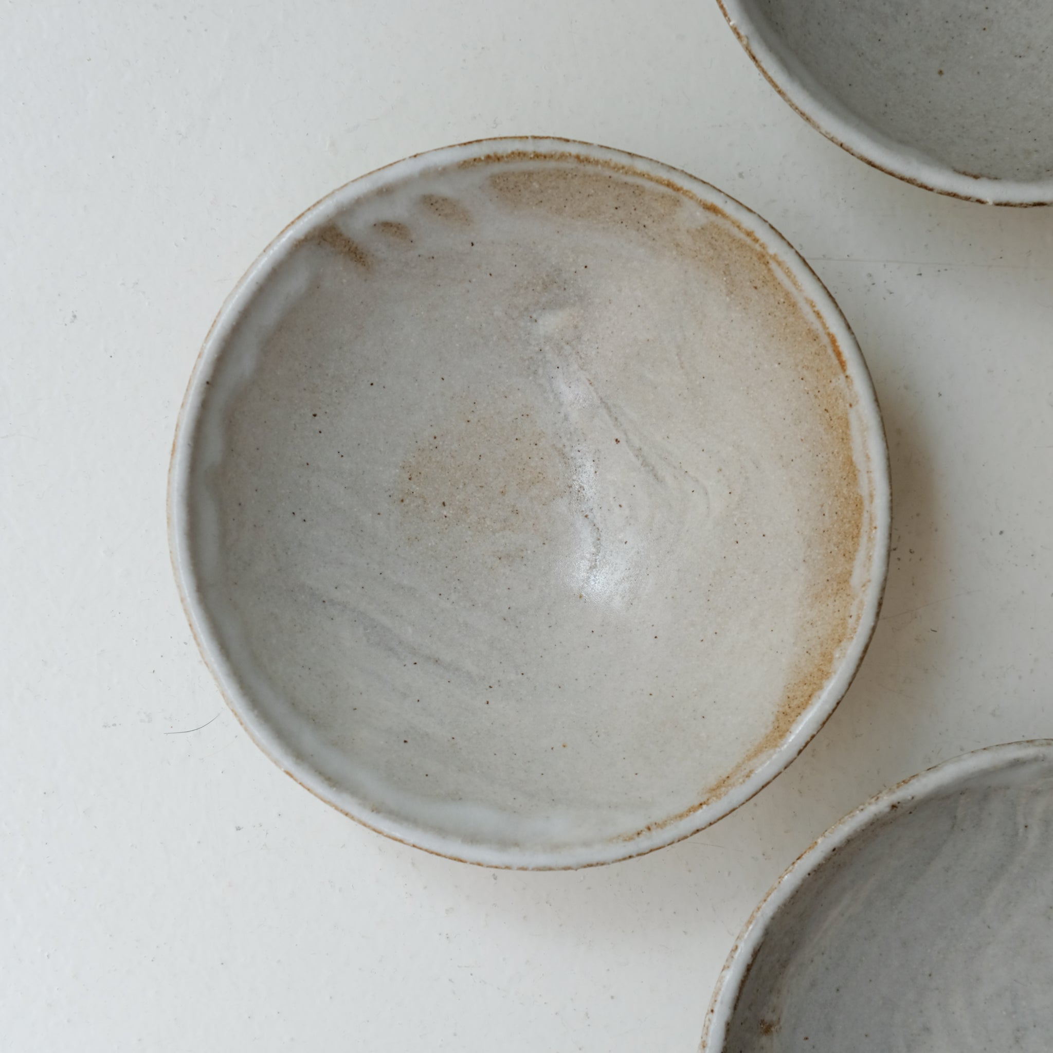 Bol en grès D 16cm - blanc gris satiné de Lola Moreau chez Brutal Ceramics