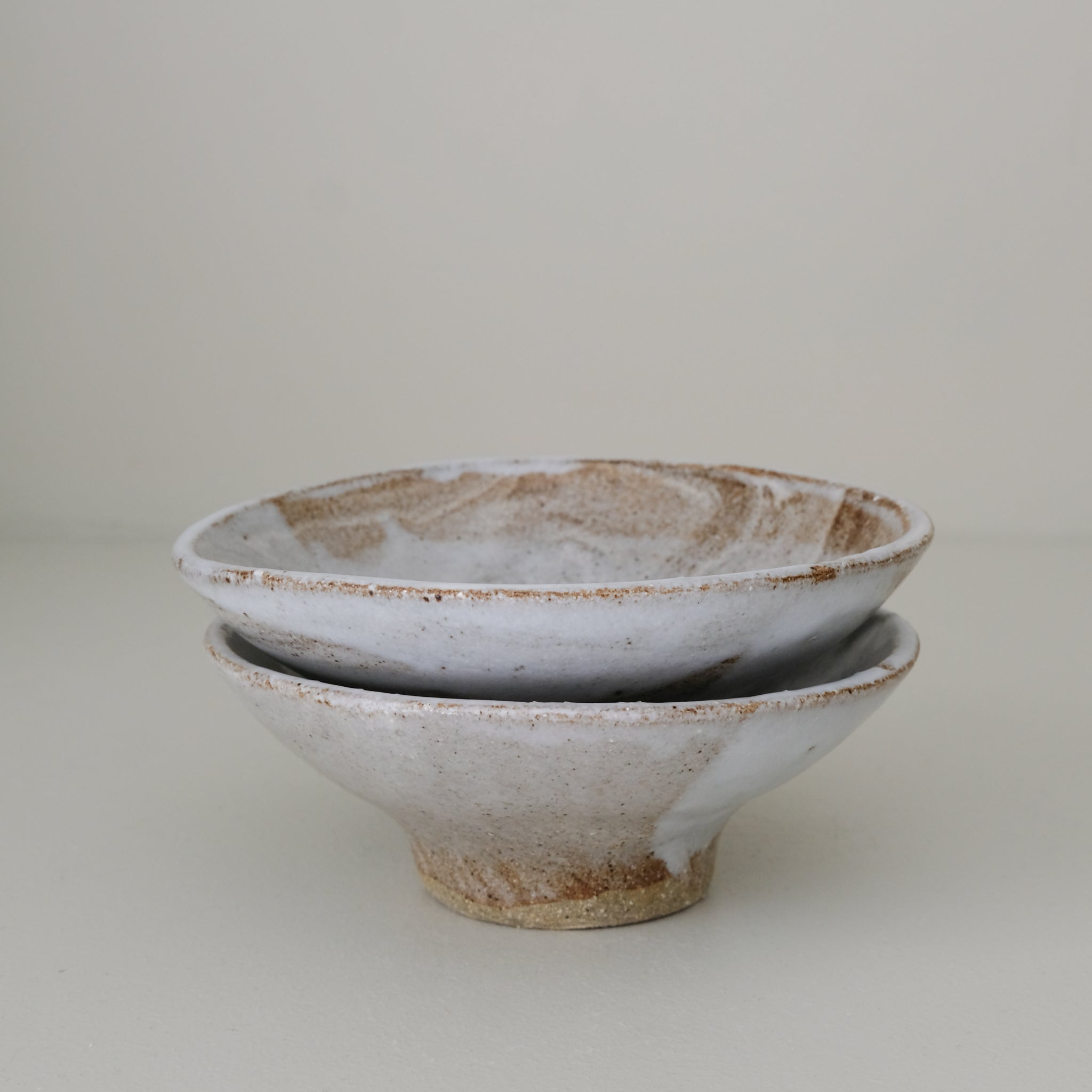 Bol en grès D 16cm - blanc gris satiné de Lola Moreau chez Brutal Ceramics