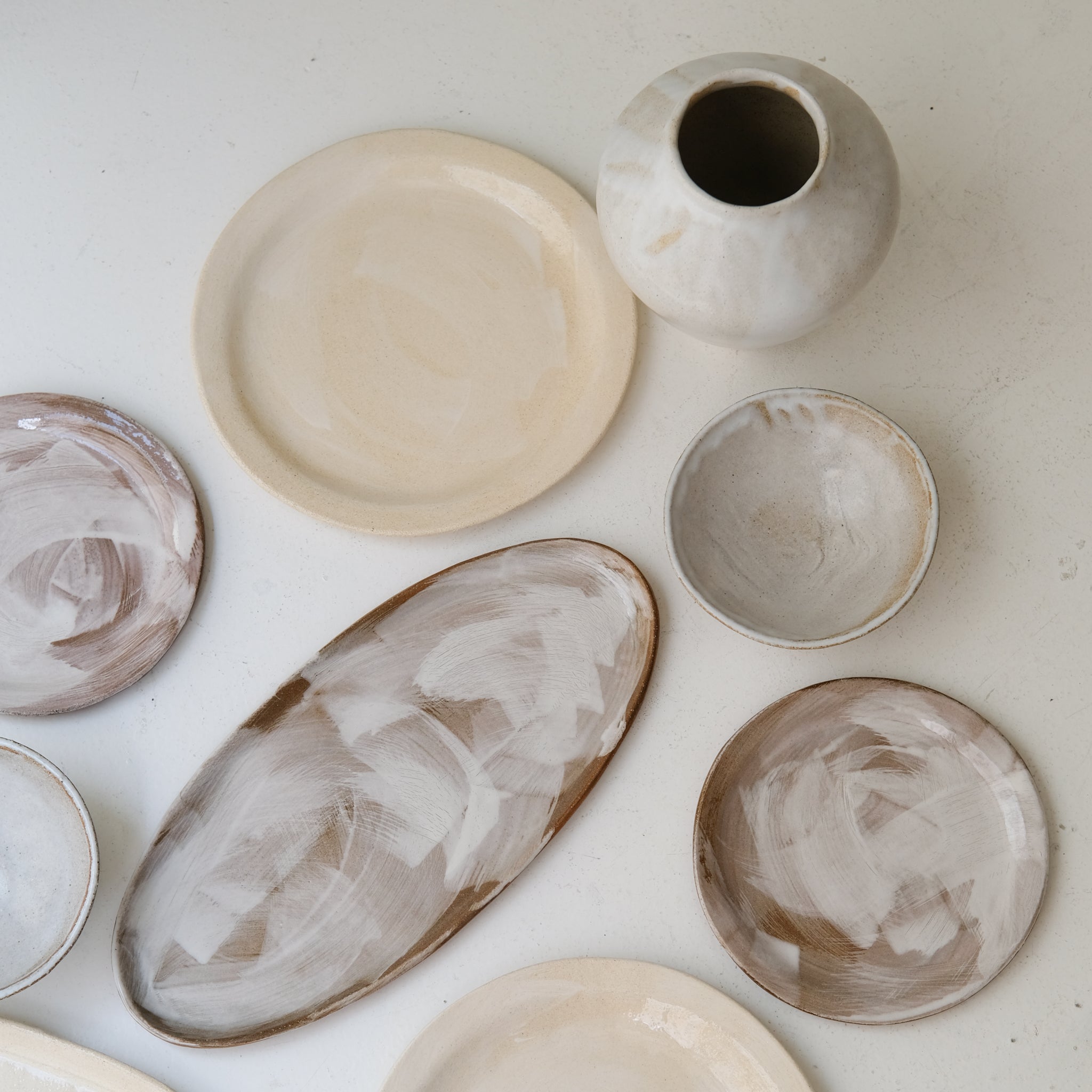 Plat oval en grès roux L 38cm - Brun blanc de Lola Moreau chez Brutal Ceramics