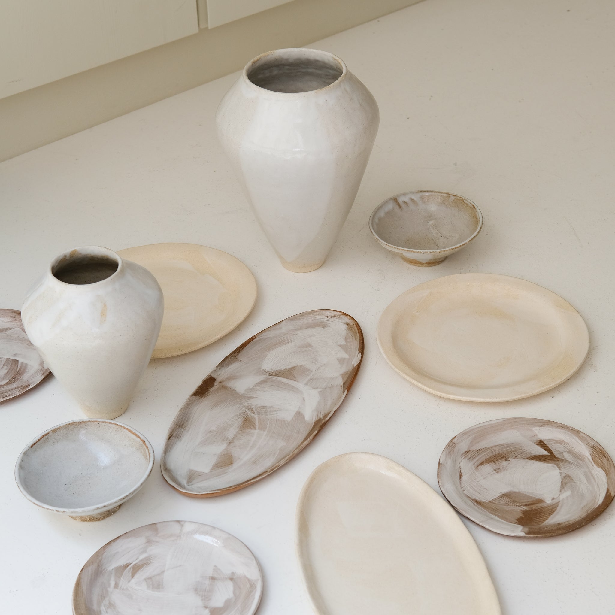 Plat oval en grès roux L 38cm - Brun blanc de Lola Moreau chez Brutal Ceramics