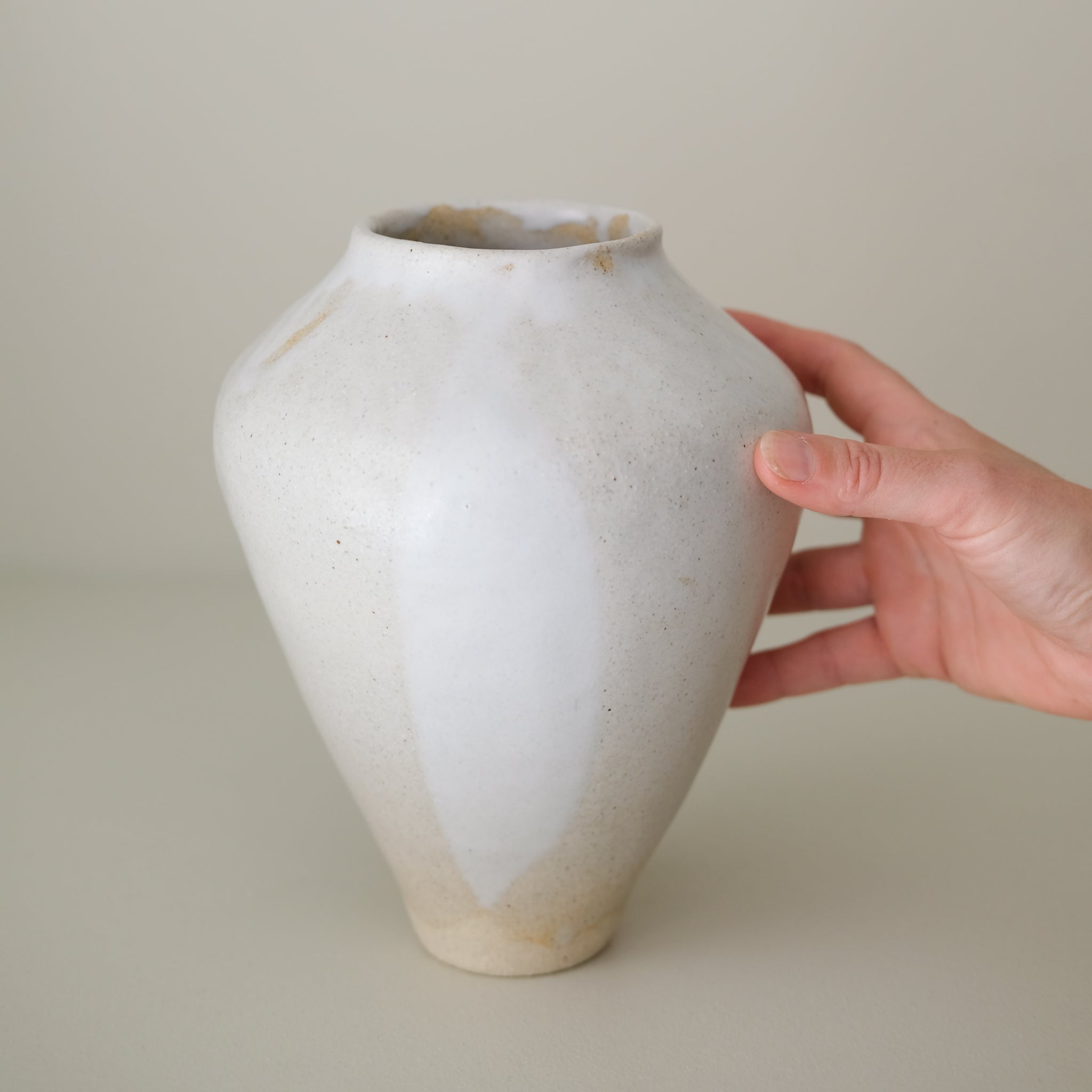 Vase 01 en grès H 21cm - Blanc satiné Lola Moreau chez Brutal Ceramics
