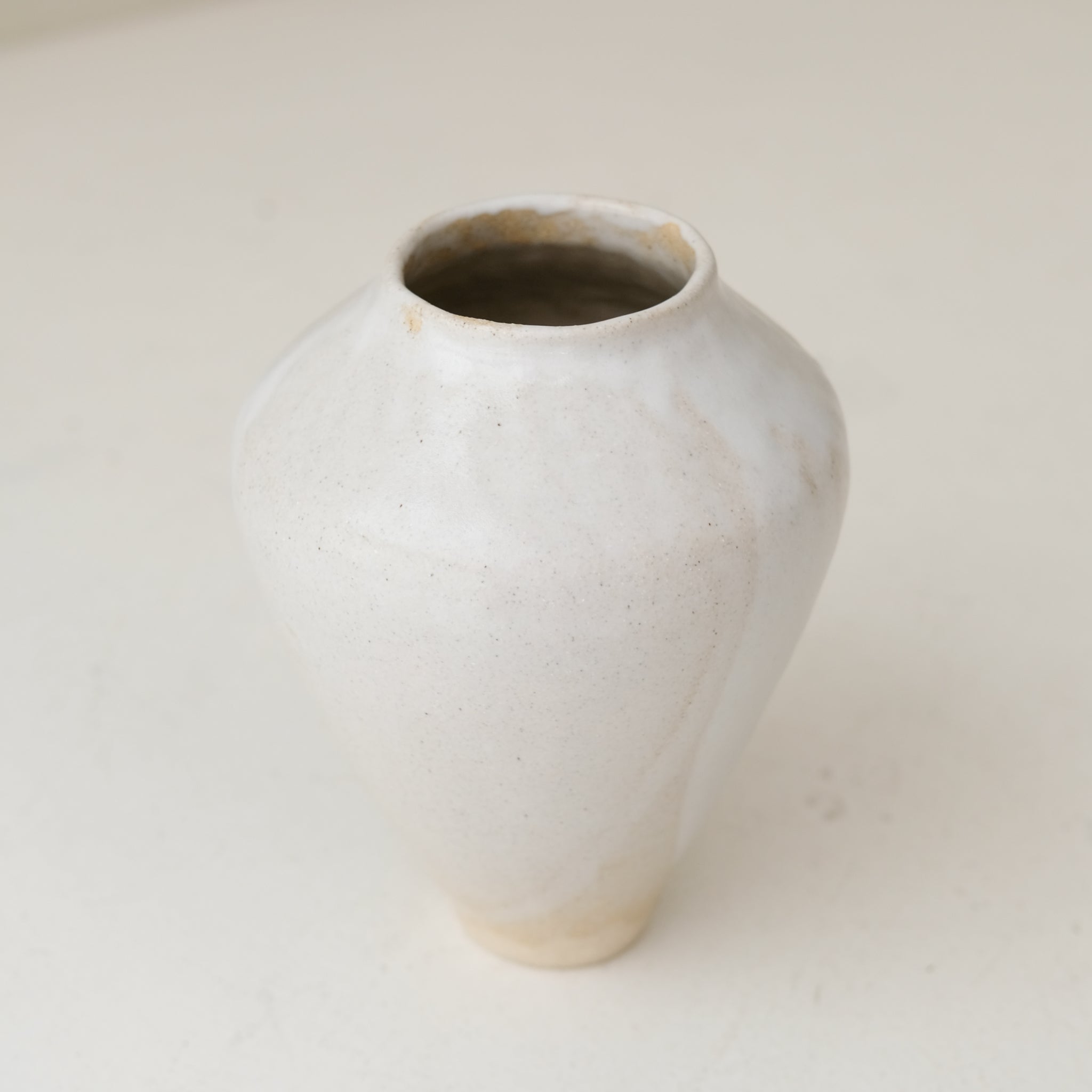 Vase 01 en grès H 21cm - Blanc satiné Lola Moreau chez Brutal Ceramics