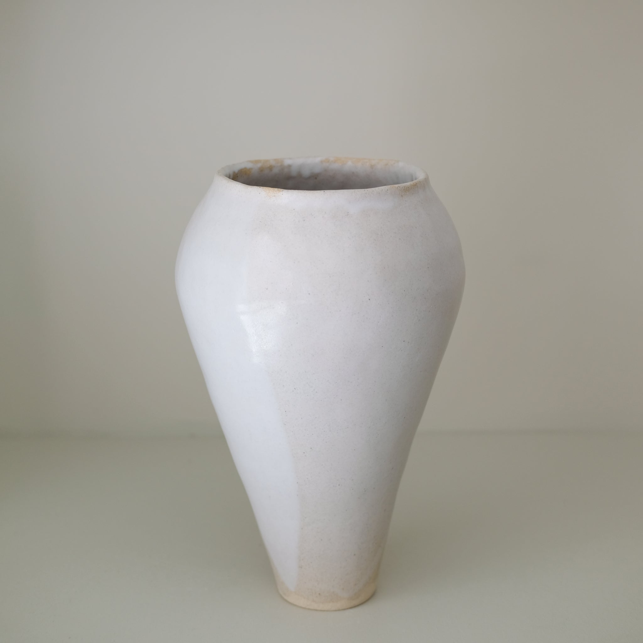Vase 04 en grès H 34cm - Blanc satiné de Lola Moreau chez Brutal Ceramics
