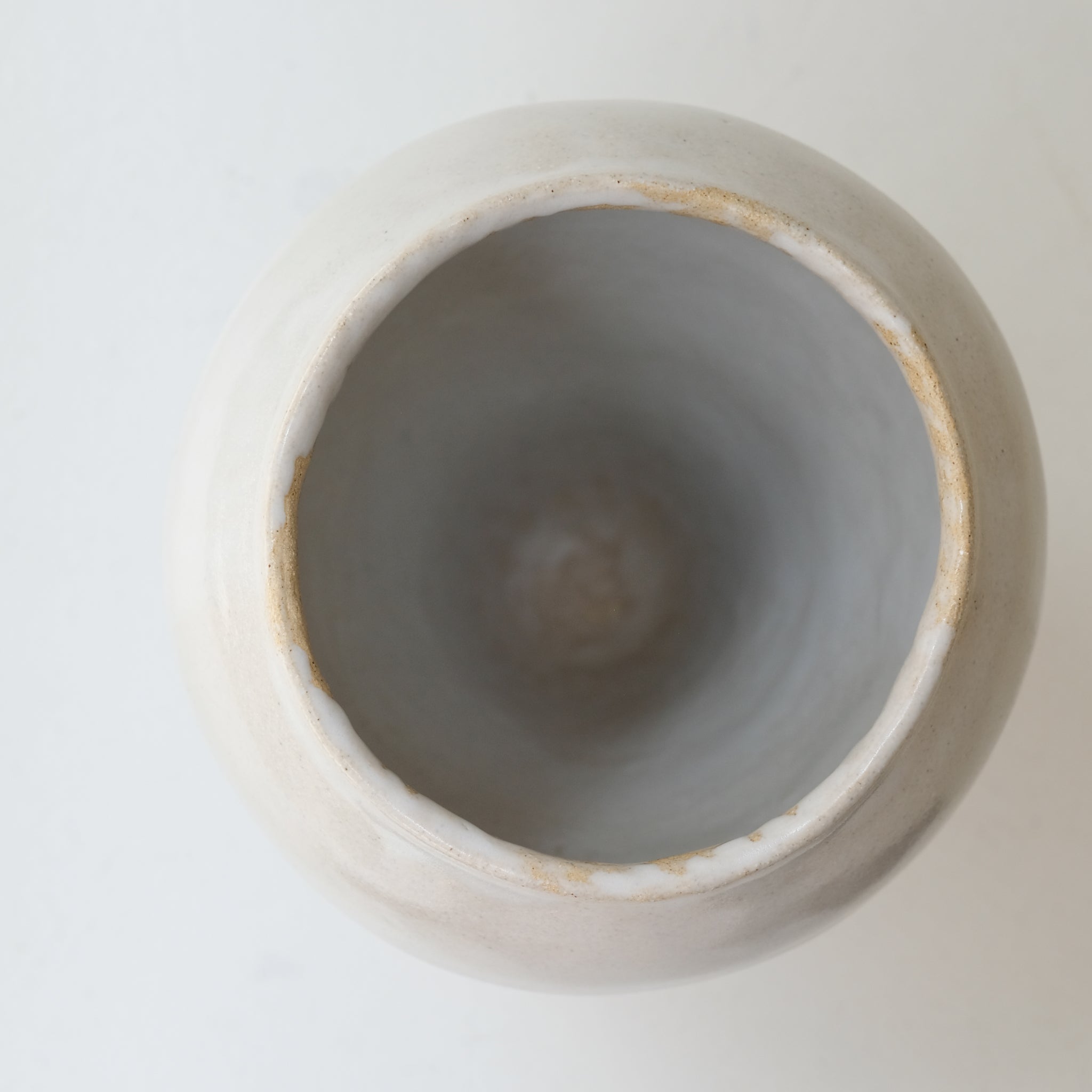 Vase 04 en grès H 34cm - Blanc satiné de Lola Moreau chez Brutal Ceramics