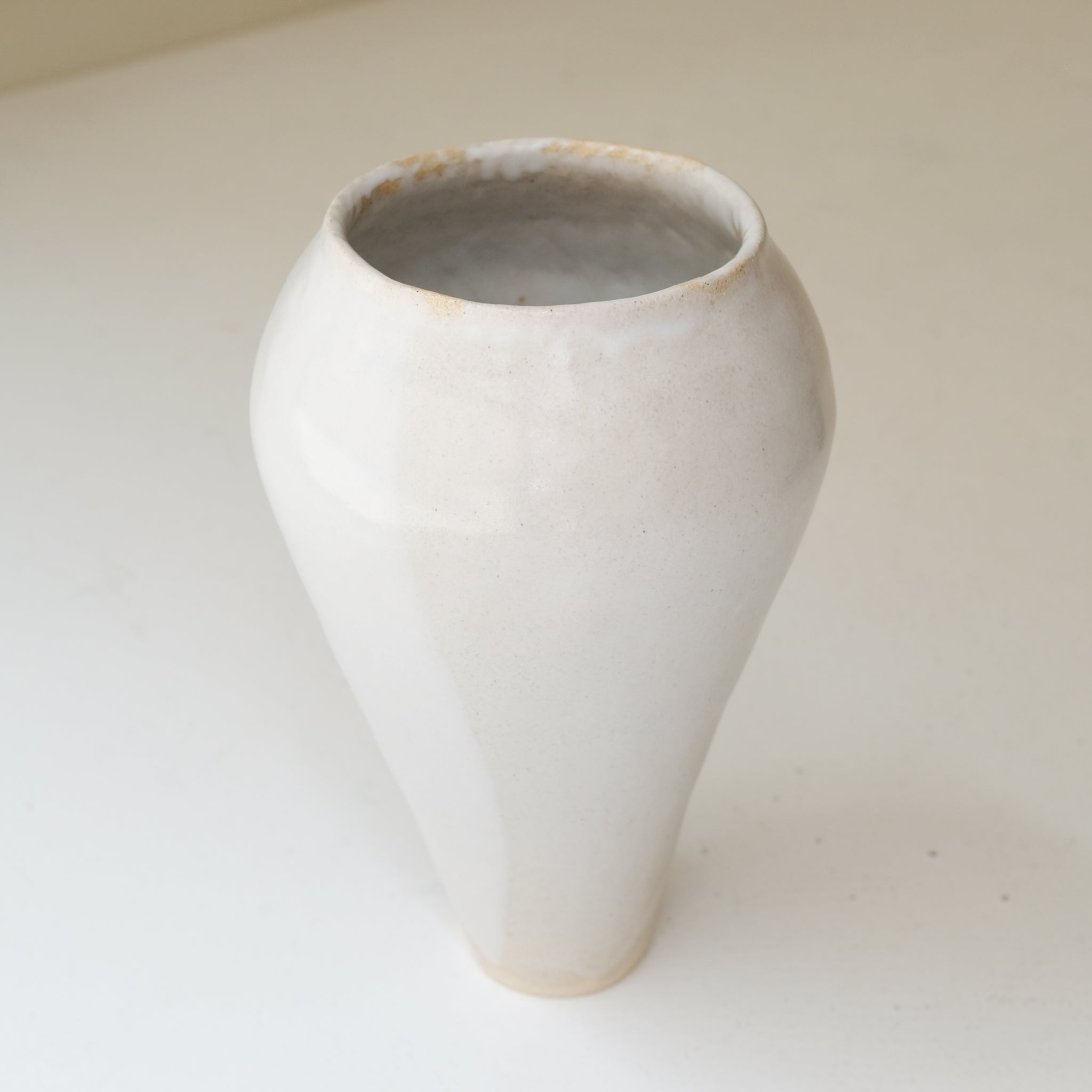 Vase 04 en grès H 34cm - Blanc satiné de Lola Moreau chez Brutal Ceramics