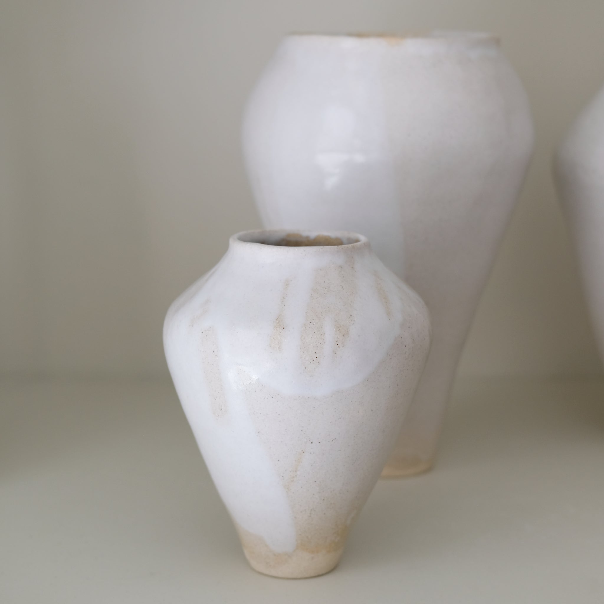 Vase 01 en grès H 21cm - Blanc satiné Lola Moreau chez Brutal Ceramics