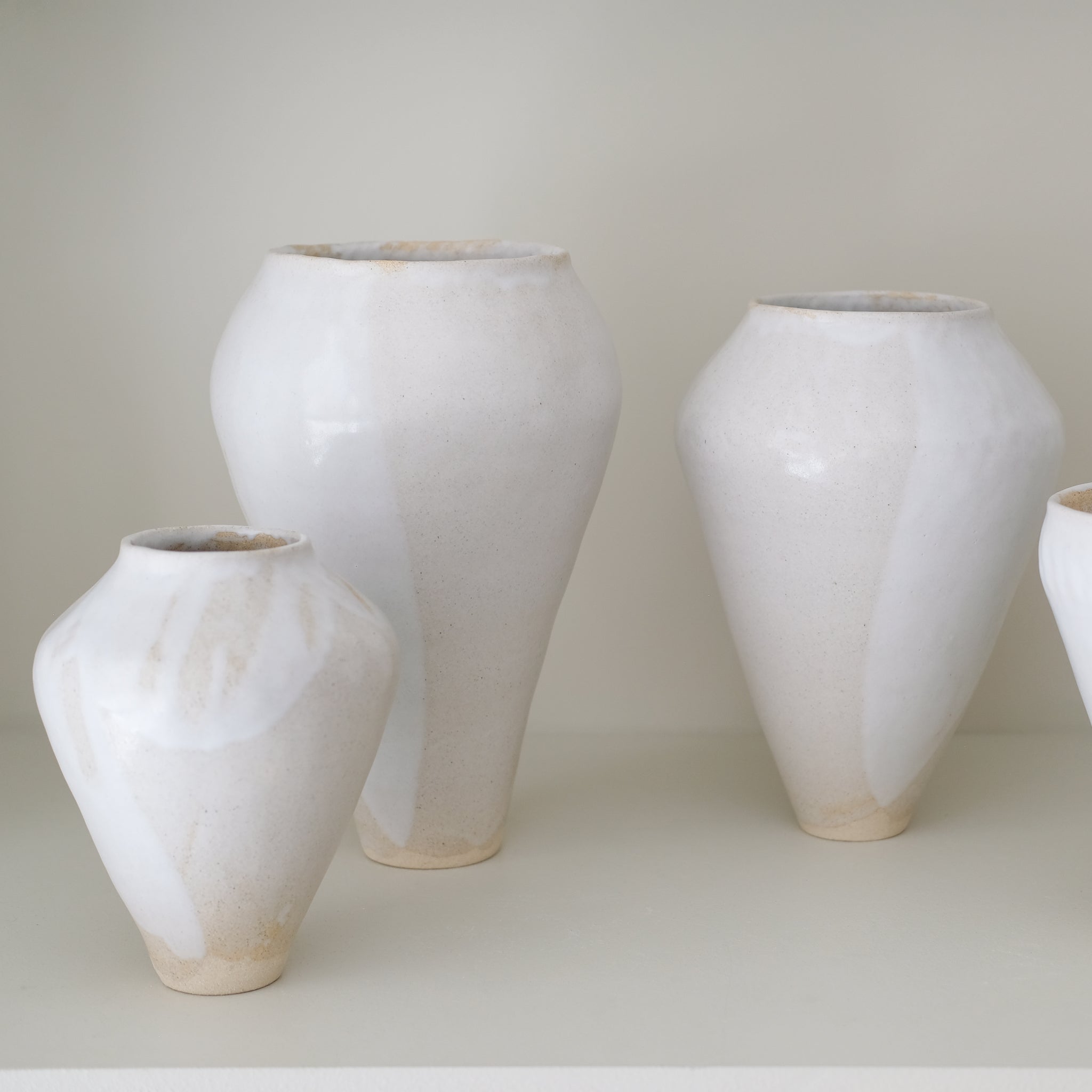 Vase 01 en grès H 21cm - Blanc satiné Lola Moreau chez Brutal Ceramics