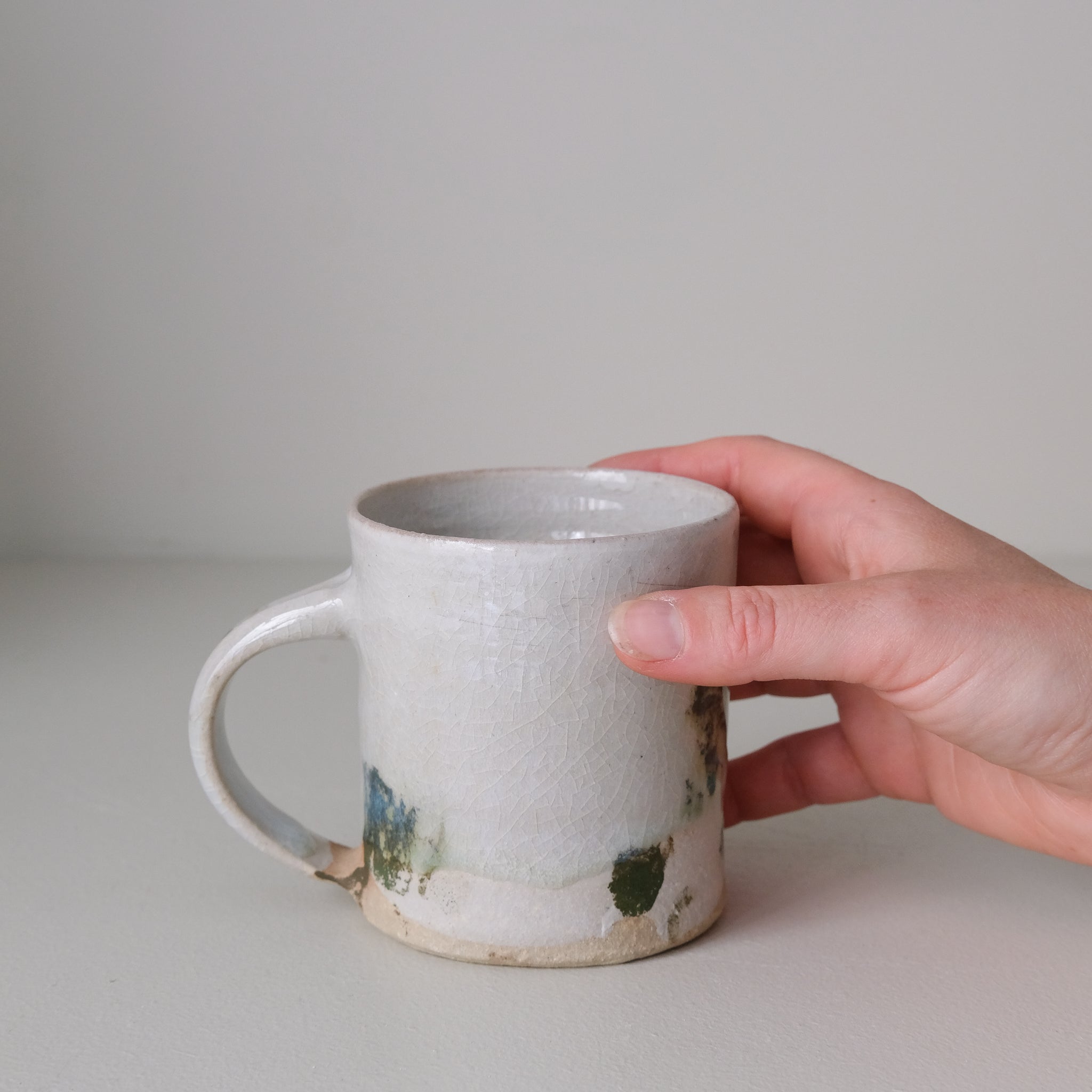 Tasse (A) en grès 250 ml cuisson feu - tâches vertes de Maya Micenmacher chez Brutal Ceramics