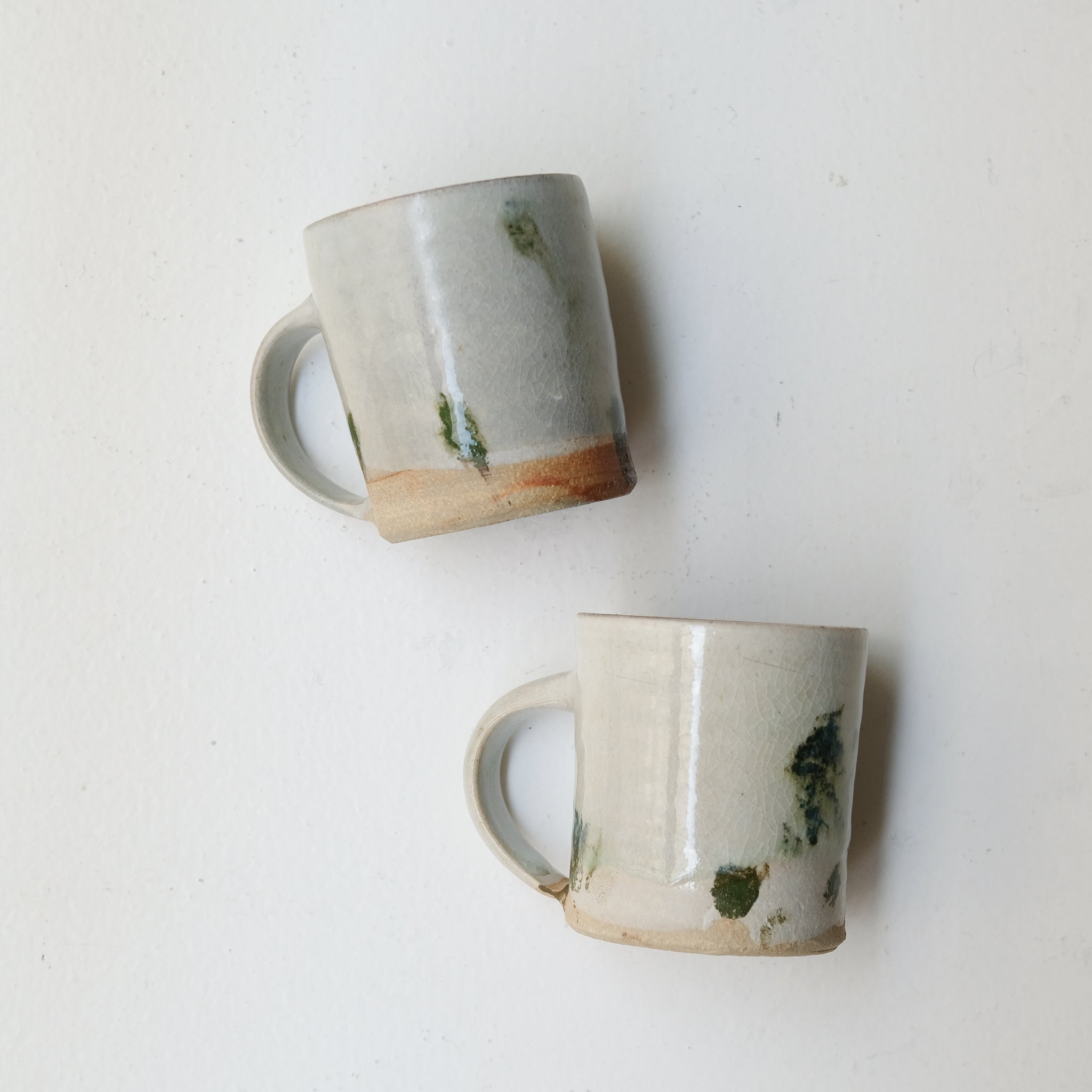 Tasse (A) en grès 250 ml cuisson feu - tâches vertes de Maya Micenmacher chez Brutal Ceramics