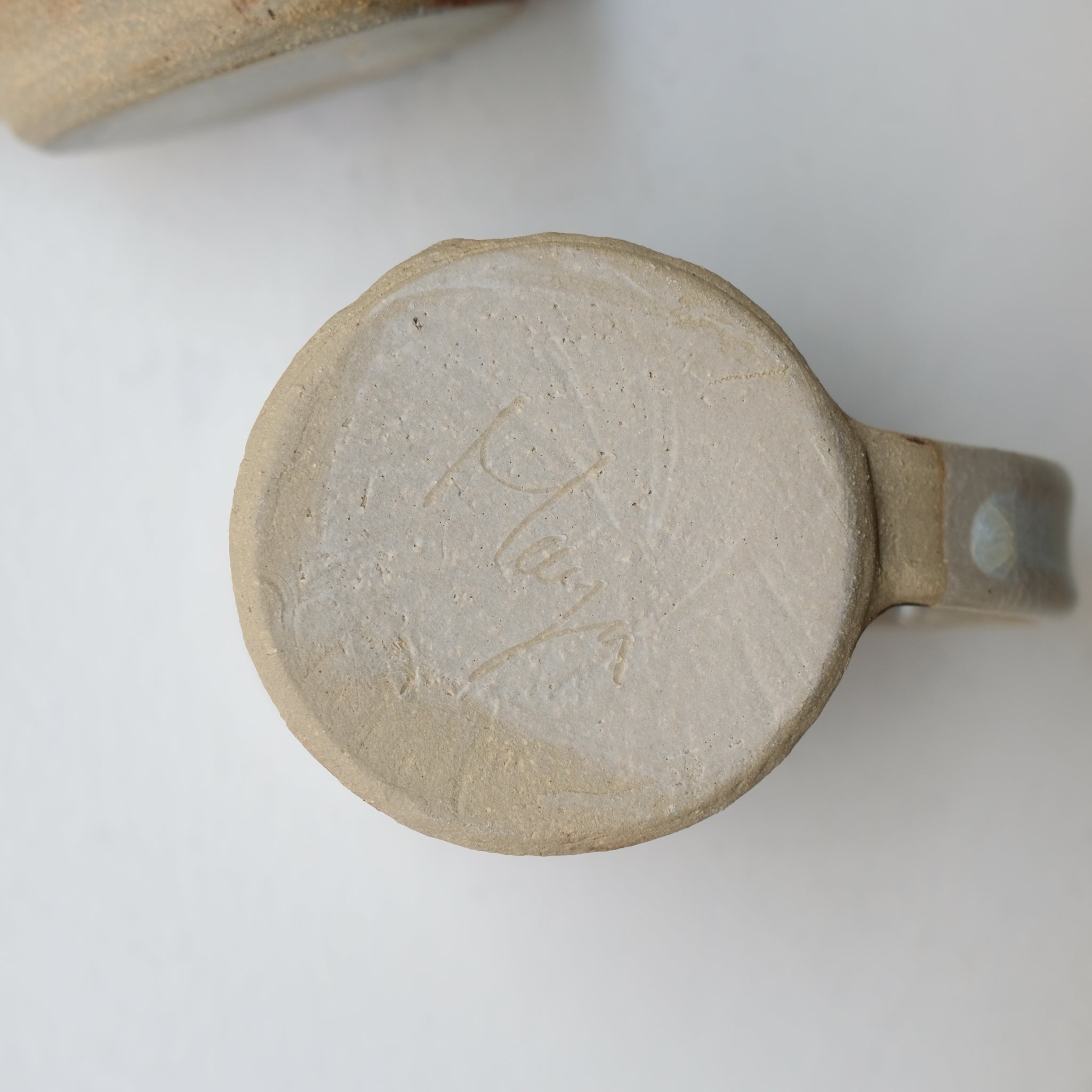 Tasse (A) en grès 250 ml cuisson feu - tâches vertes de Maya Micenmacher chez Brutal Ceramics