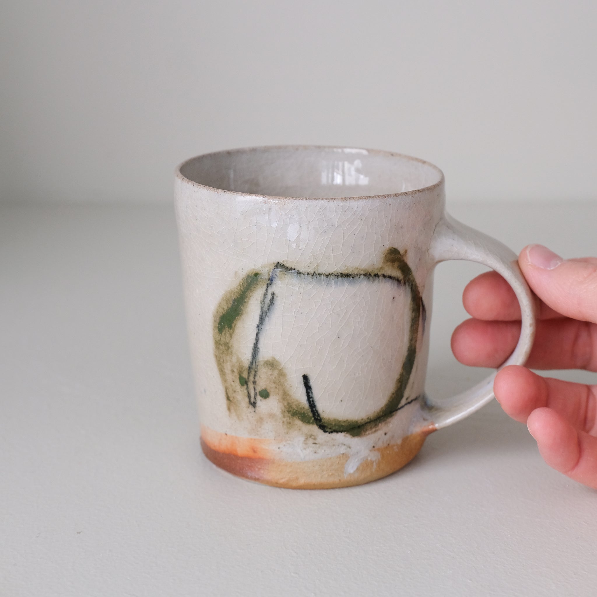 Tasse (B) en grès 250 ml cuisson feu - cercles vert et bleu de Maya Micenmacher chez Brutal Ceramics