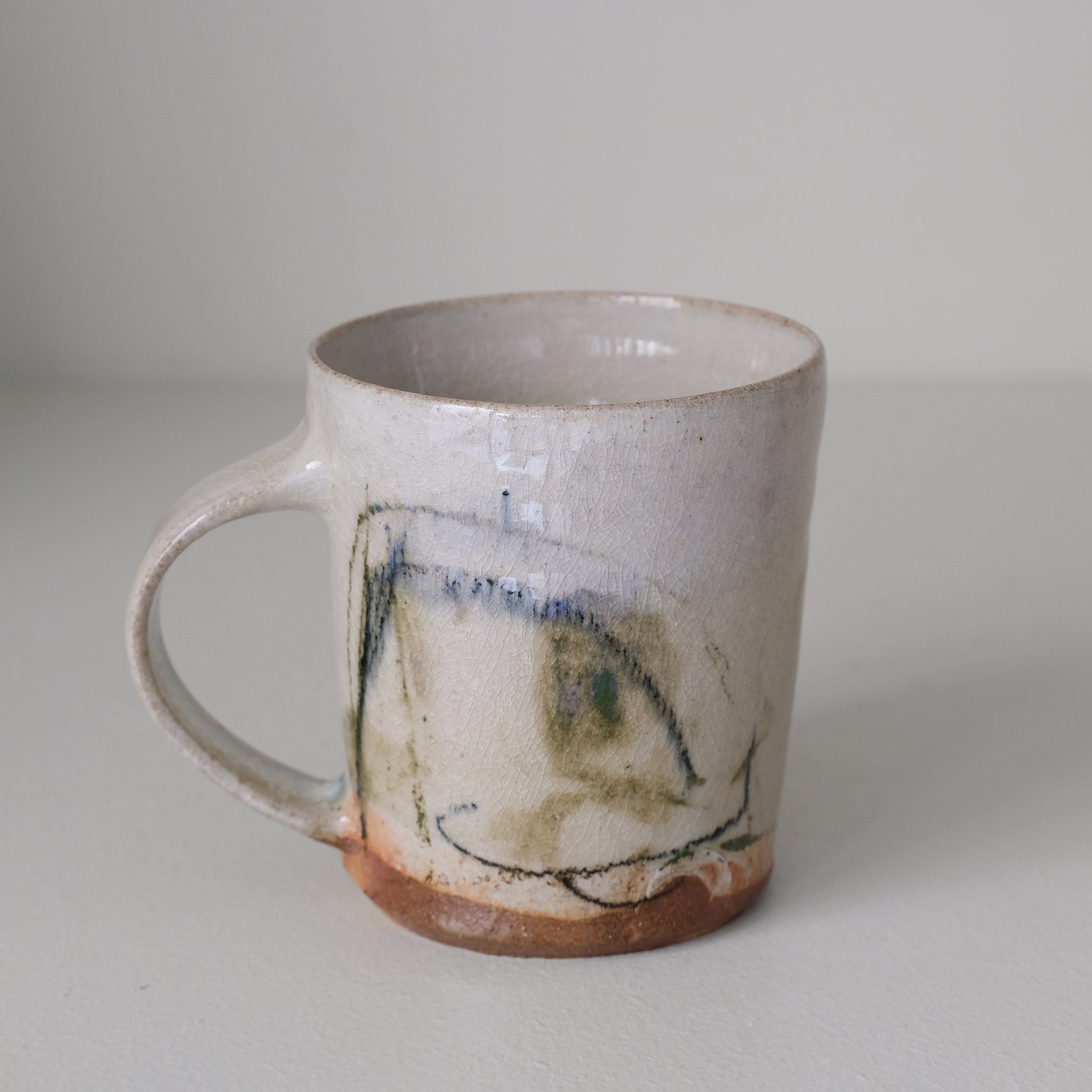Tasse (B) en grès 250 ml cuisson feu - cercles vert et bleu de Maya Micenmacher chez Brutal Ceramics