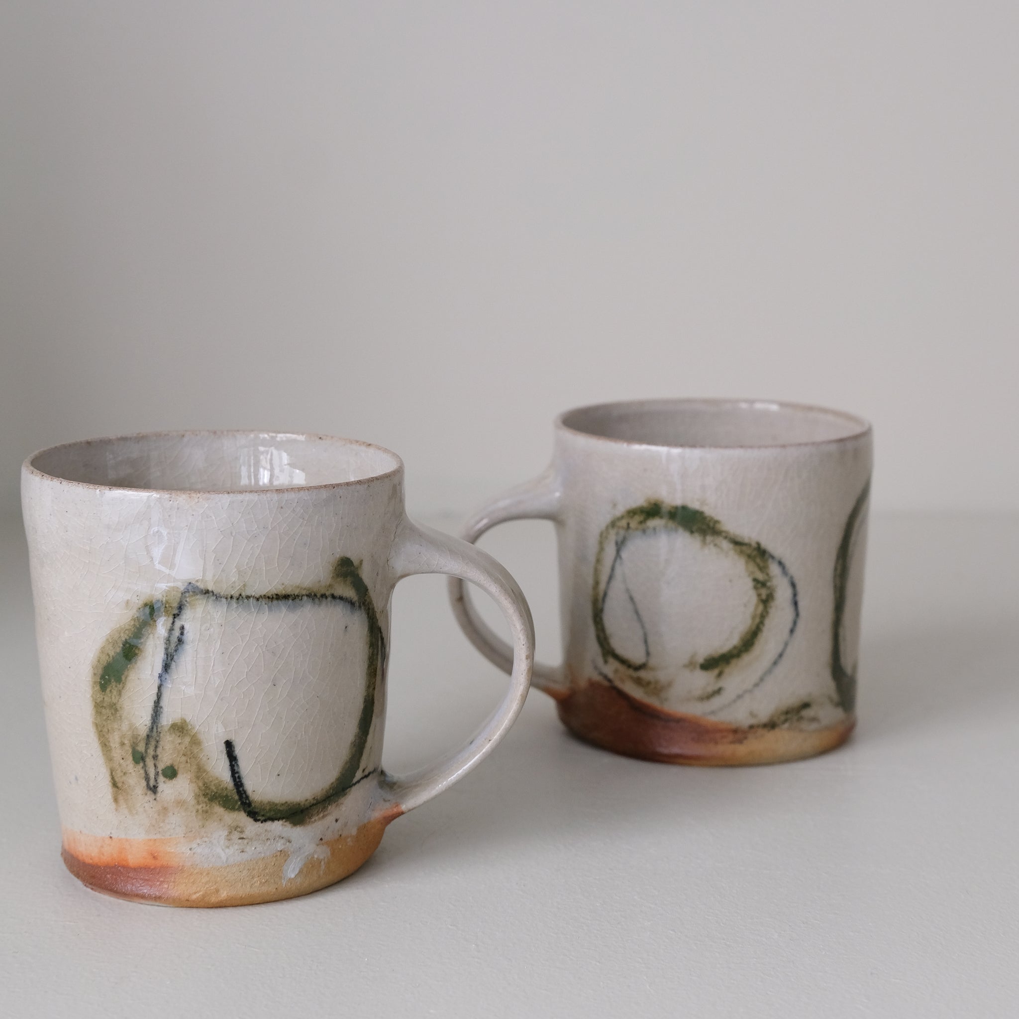 Tasse (B) en grès 250 ml cuisson feu - cercles vert et bleu de Maya Micenmacher chez Brutal Ceramics
