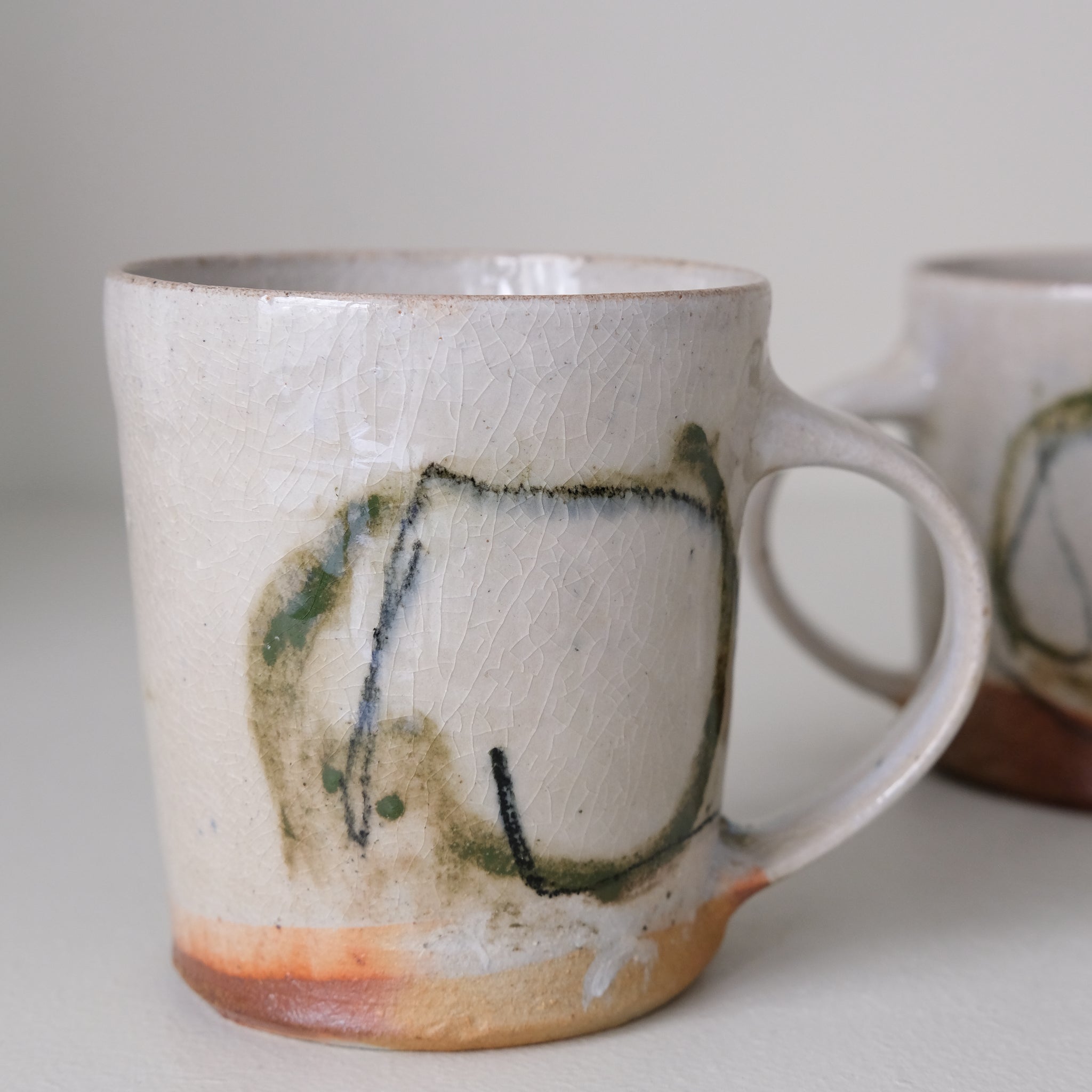 Tasse (B) en grès 250 ml cuisson feu - cercles vert et bleu de Maya Micenmacher chez Brutal Ceramics