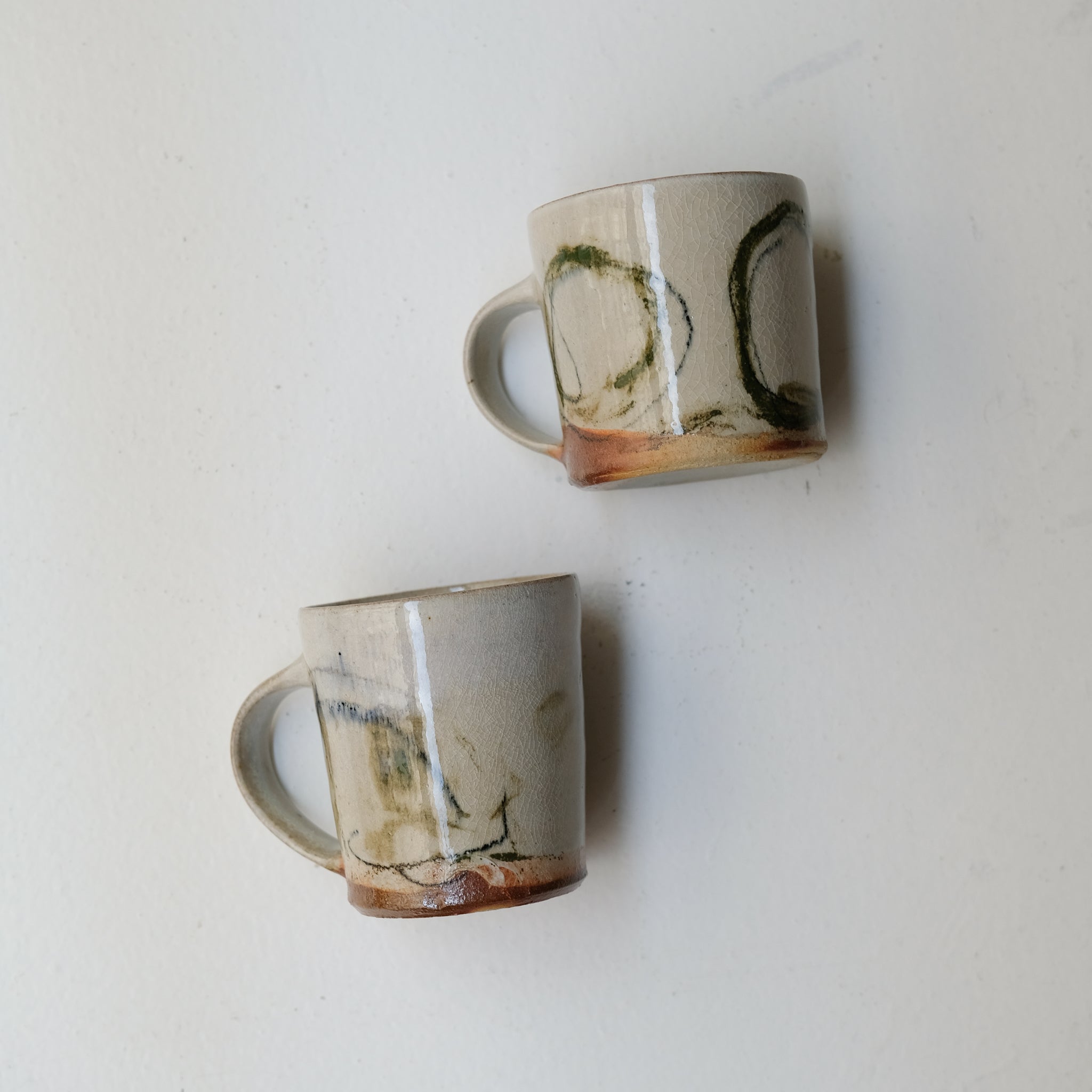 Tasse (B) en grès 250 ml cuisson feu - cercles vert et bleu de Maya Micenmacher chez Brutal Ceramics