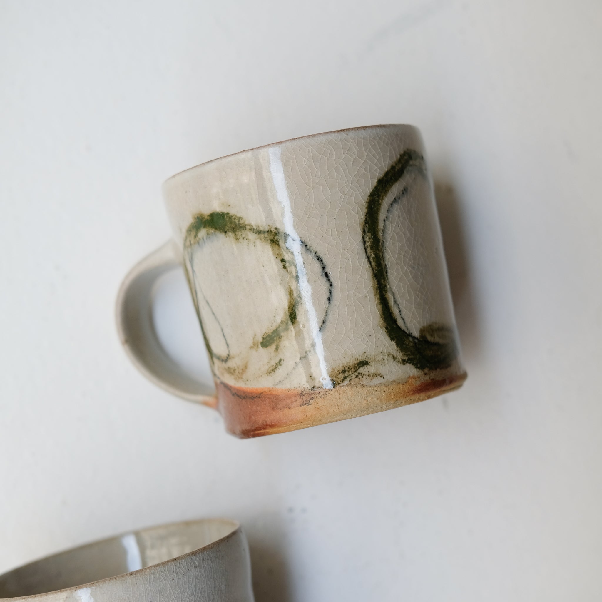 Tasse (B) en grès 250 ml cuisson feu - cercles vert et bleu de Maya Micenmacher chez Brutal Ceramics