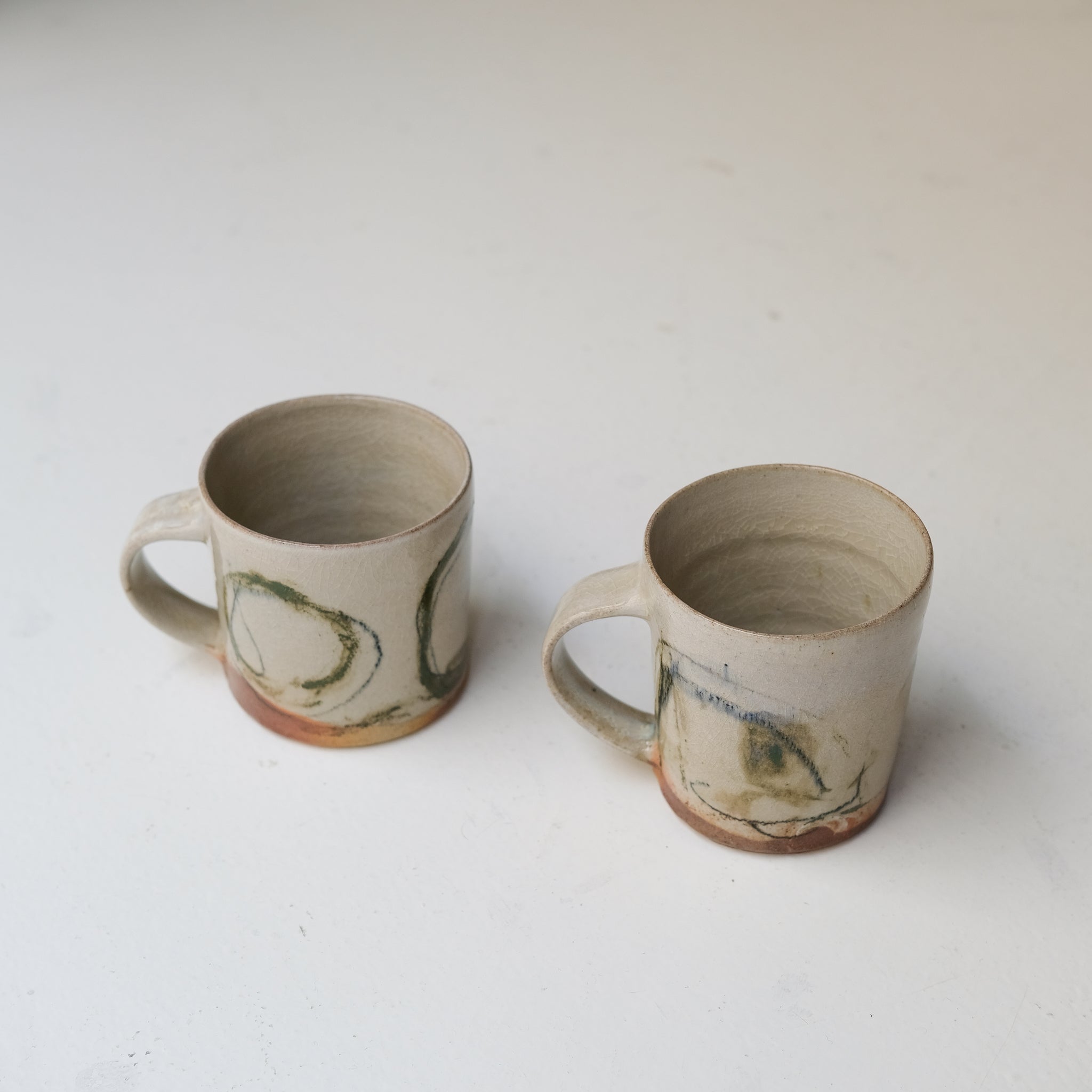 Tasse (B) en grès 250 ml cuisson feu - cercles vert et bleu de Maya Micenmacher chez Brutal Ceramics
