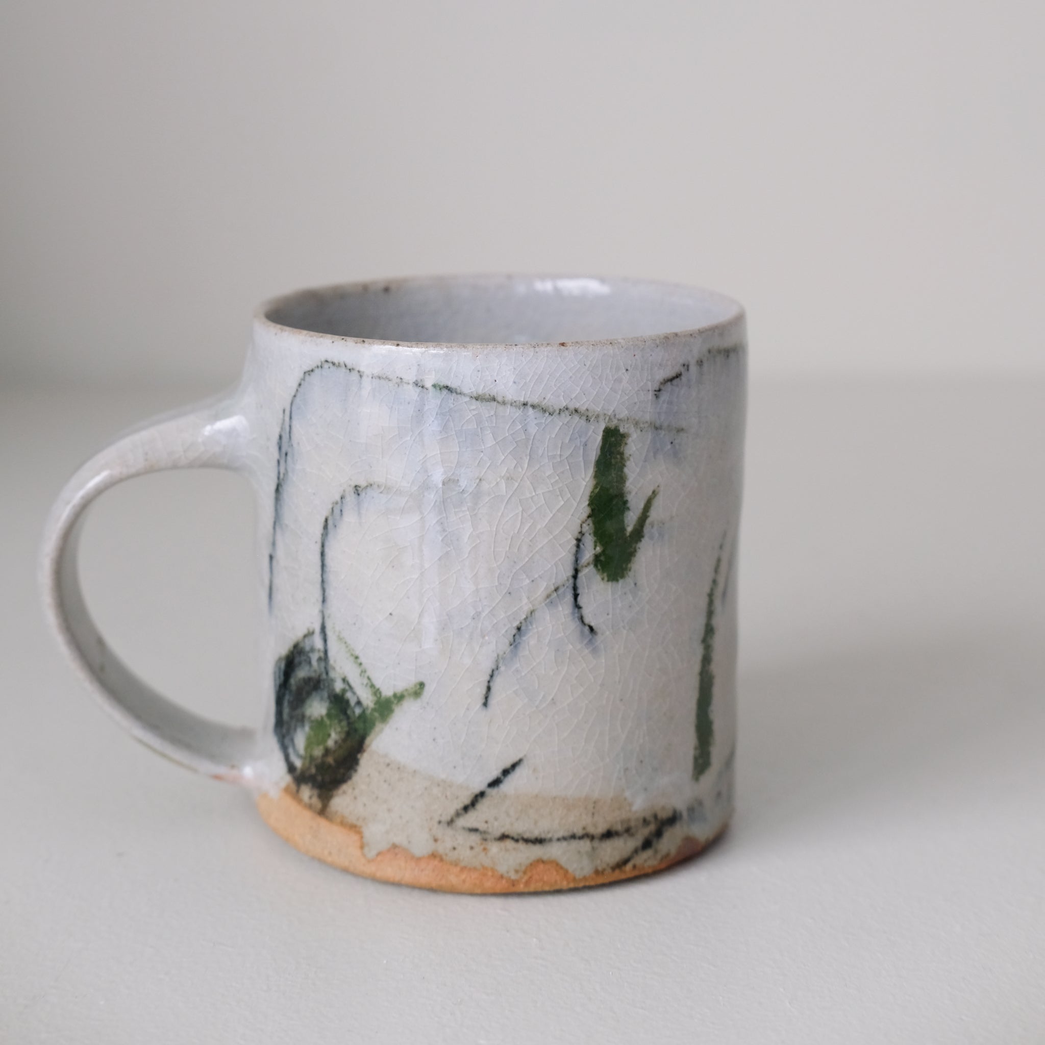 Tasse (C) en grès 250 ml cuisson feu - traits verts et noirs de Maya Micenmacher chez Brutal Ceramics