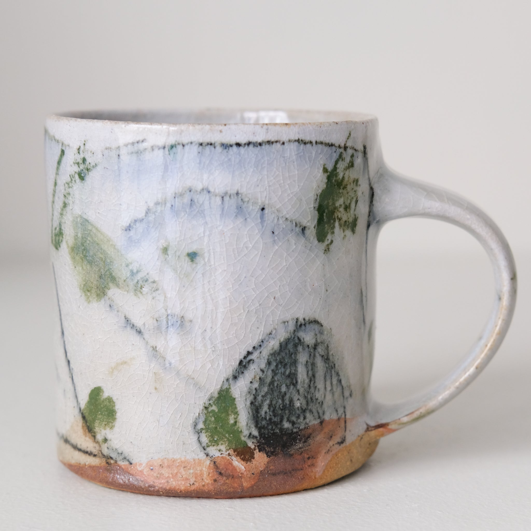 Tasse (C) en grès 250 ml cuisson feu - traits verts et noirs de Maya Micenmacher chez Brutal Ceramics
