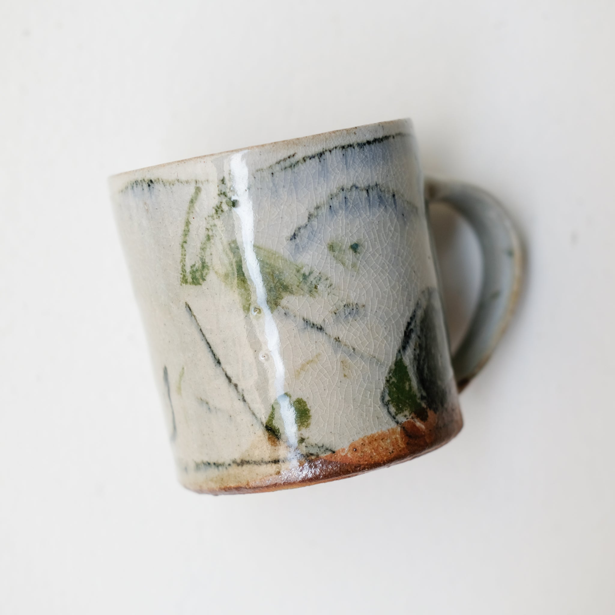 Tasse (C) en grès 250 ml cuisson feu - traits verts et noirs de Maya Micenmacher chez Brutal Ceramics