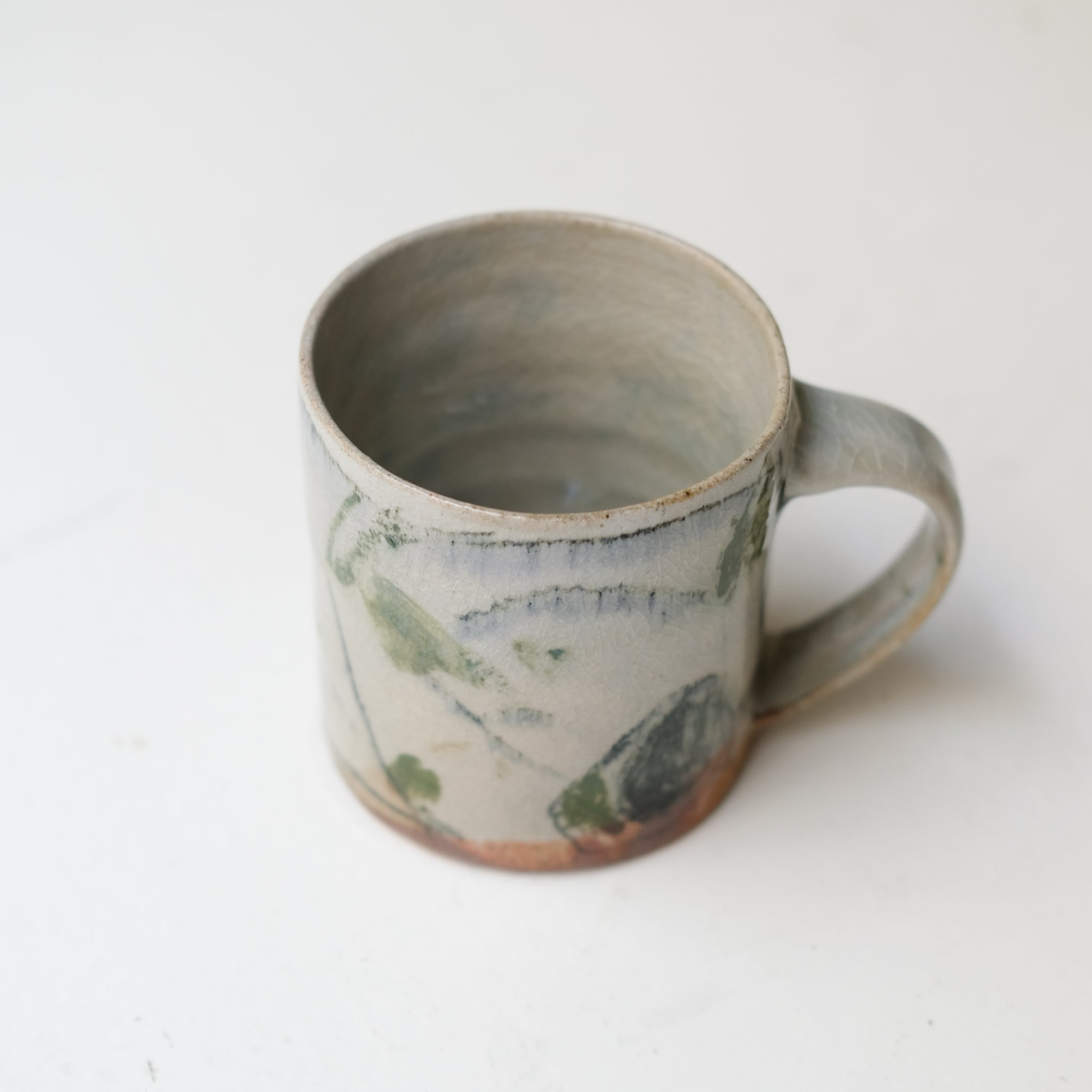 Tasse (C) en grès 250 ml cuisson feu - traits verts et noirs de Maya Micenmacher chez Brutal Ceramics